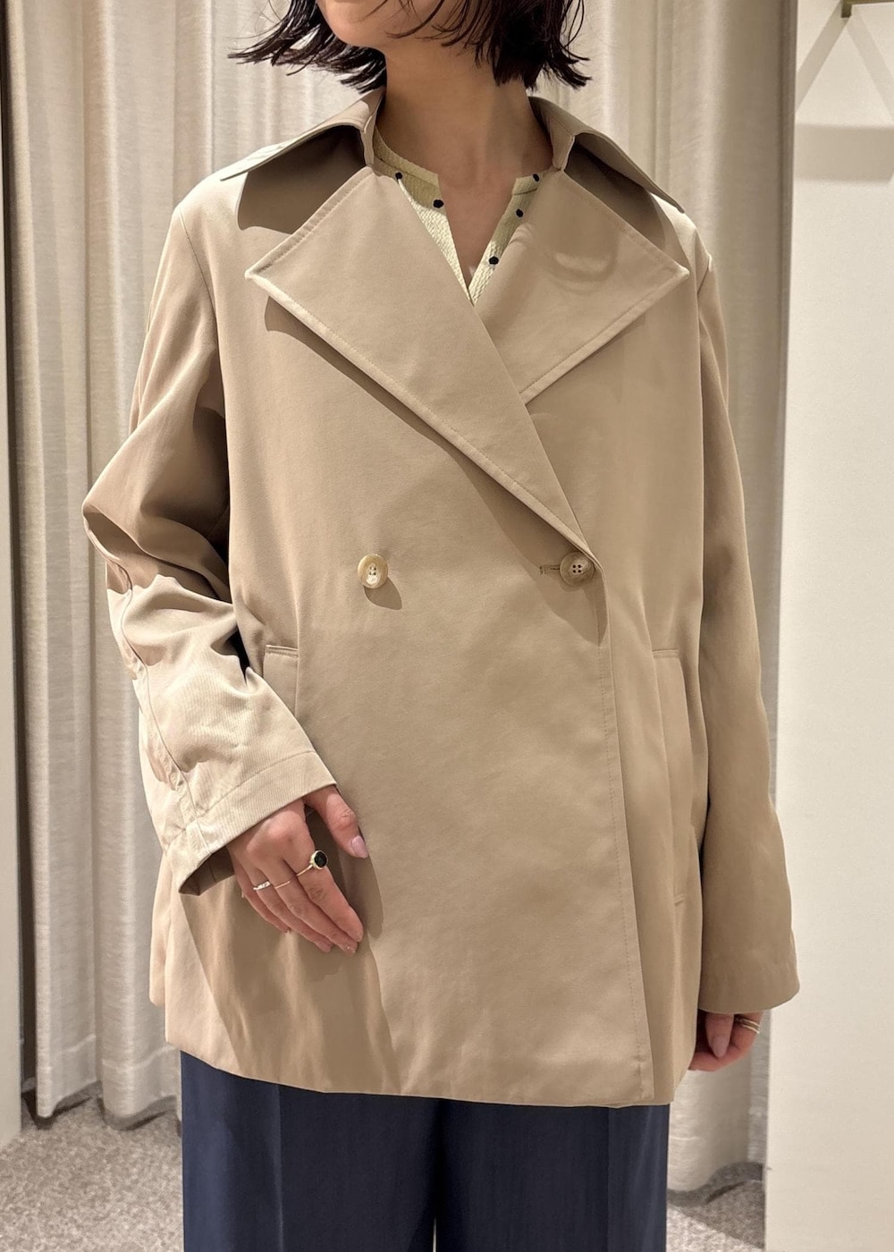 ブラック系のパンプス、ブラック系のトートバッグ、ブルー系のその他パンツを着用したレディースの春コーディネートの7枚目の写真