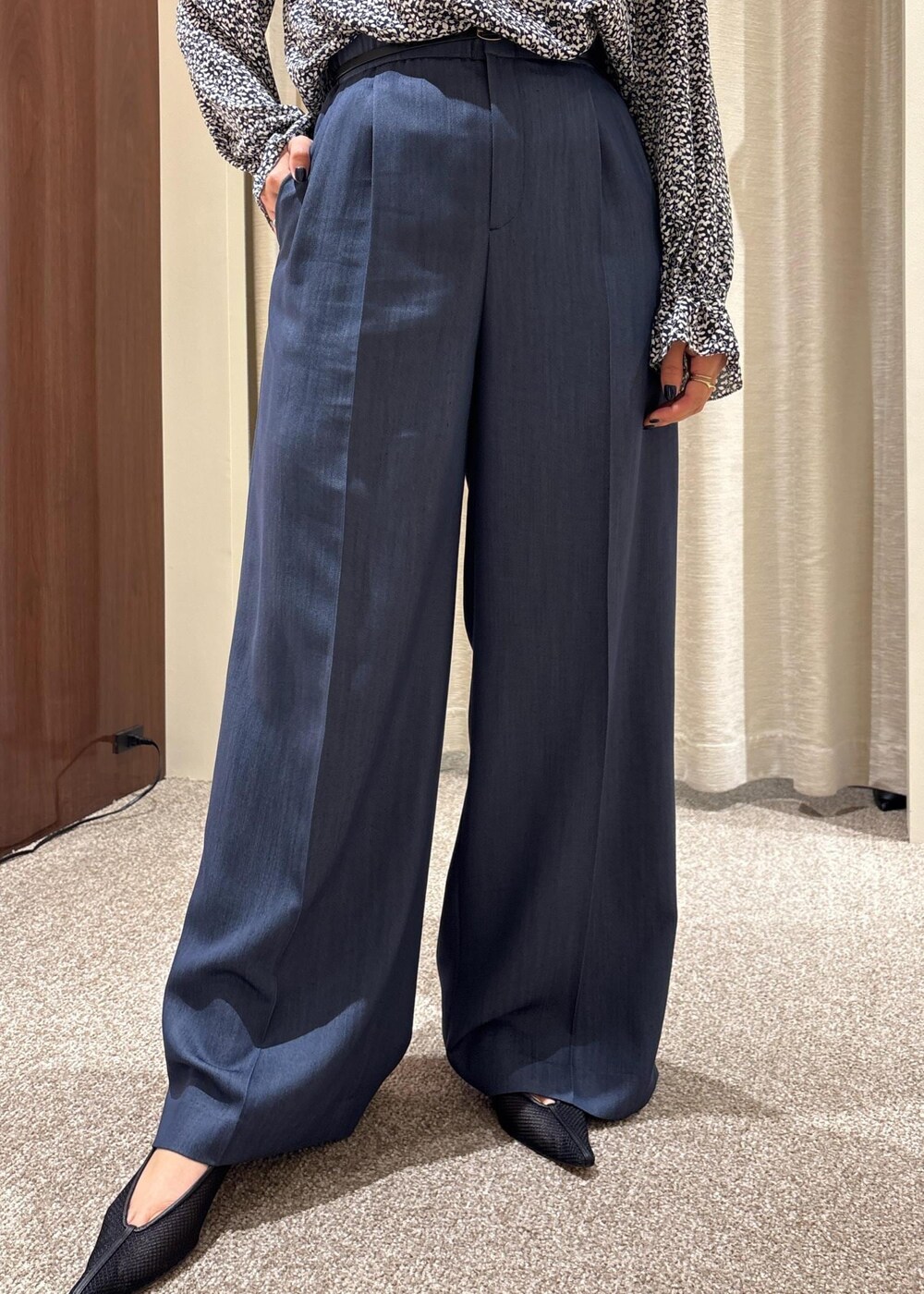 ブラック系のパンプス、ブルー系のその他パンツ、ブラック系のトートバッグを着用したレディースの秋コーディネートの6枚目の写真