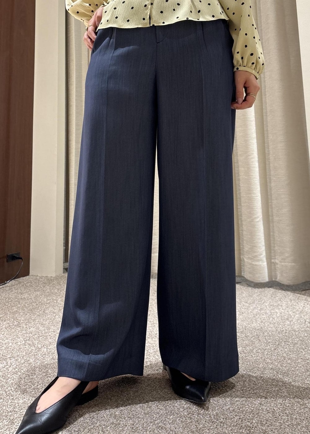 ブラック系のパンプス、ブラック系のトートバッグ、ブルー系のその他パンツを着用したレディースの春コーディネートの10枚目の写真