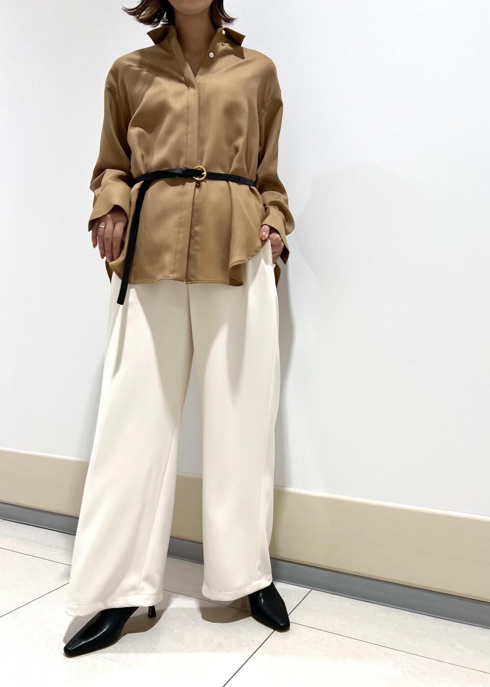 「タックパンツ、ミニバッグ、ROPÉ、ÉPOR、MONOGRAM BAG、シャツ・ブラウス、パンツ、ブーツ、通勤、オフィスカジュアル、きれいめカジュアル、お出かけ、大人カジュアル、高身長、骨格ウェーブ」｜「ROPE'の【雑誌掲載】ウールビエラヒヨクシャツ/セットアップ対応（シャツ/ブラウス、ベージュ系）」を使った、ayaさん（レディース・162cm）の秋コーディネートの4枚目の写真