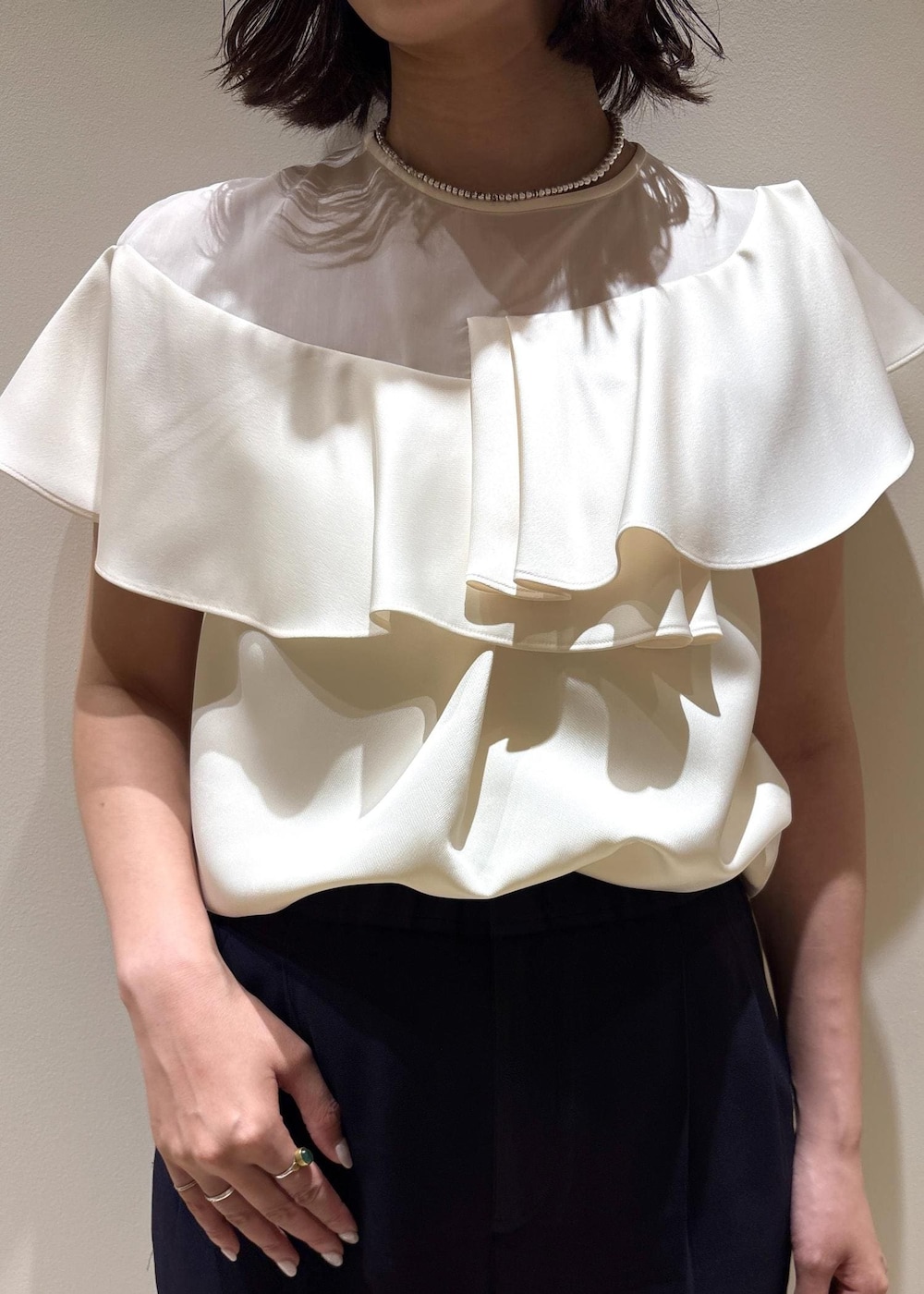 ブラック系のサンダル、ホワイト系のシャツ/ブラウス、ブルー系のその他パンツを着用したレディースの夏コーディネートの6枚目の写真