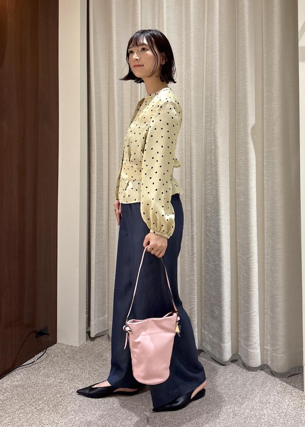 ブラック系のパンプス、ピンク系のハンドバッグ、ブルー系のその他パンツを着用したレディースの春コーディネートの4枚目の写真