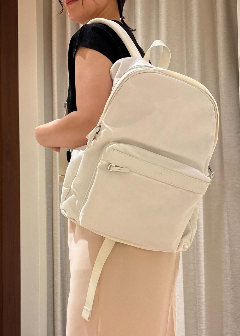 ホワイト系のバックパック/リュック、ブラック系のサンダル、ピンク系のその他パンツを着用したレディースの夏コーディネートの8枚目の写真