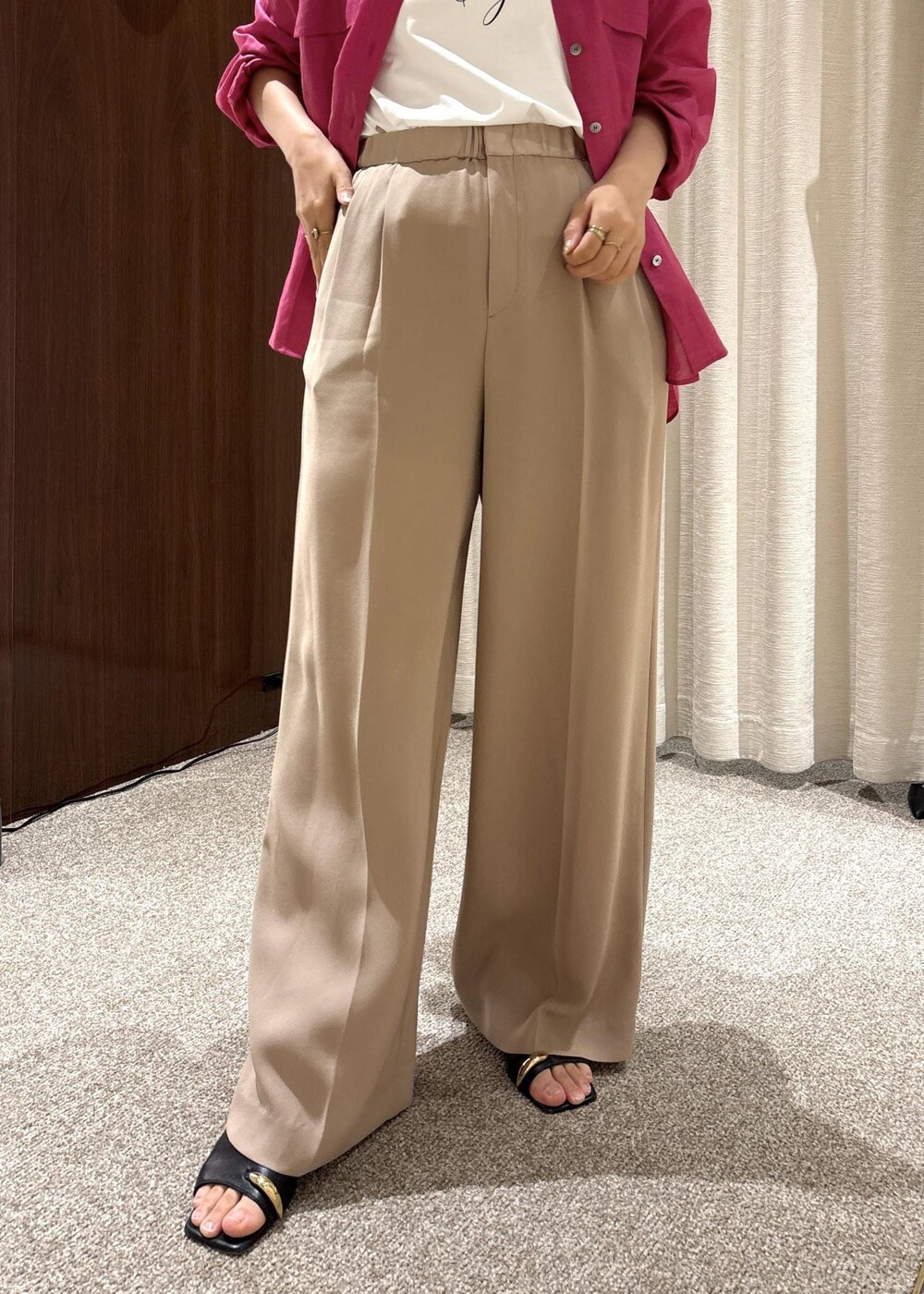 ブラック系のサンダル、ピンク系のシャツ/ブラウス、ホワイト系のTシャツ/カットソーを着用したレディースの夏コーディネートの7枚目の写真