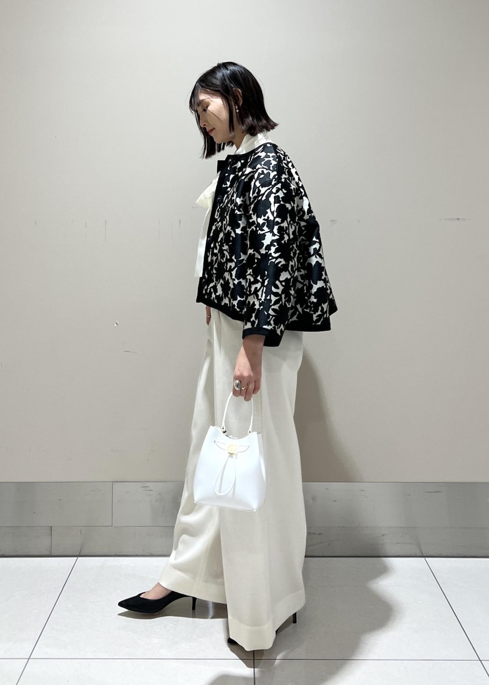 「ブラウス、ボウタイブラウス、ジャケット、ワイドパンツ、ヒール、ミニバッグ、神崎さんコラボ、ROPÉ、パンツ、パンプス、インスタライブ着用、セレモニー、通勤、きれいめカジュアル、お出かけ」｜「ROPE'のVカットポインテッドパンプス（パンプス、ブラック系）」を使った、ayaさん（レディース・162cm）の冬コーディネートの2枚目の写真