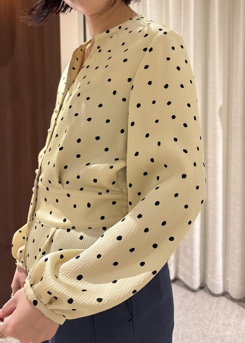 ブラック系のパンプス、ピンク系のハンドバッグ、ブルー系のその他パンツを着用したレディースの春コーディネートの7枚目の写真