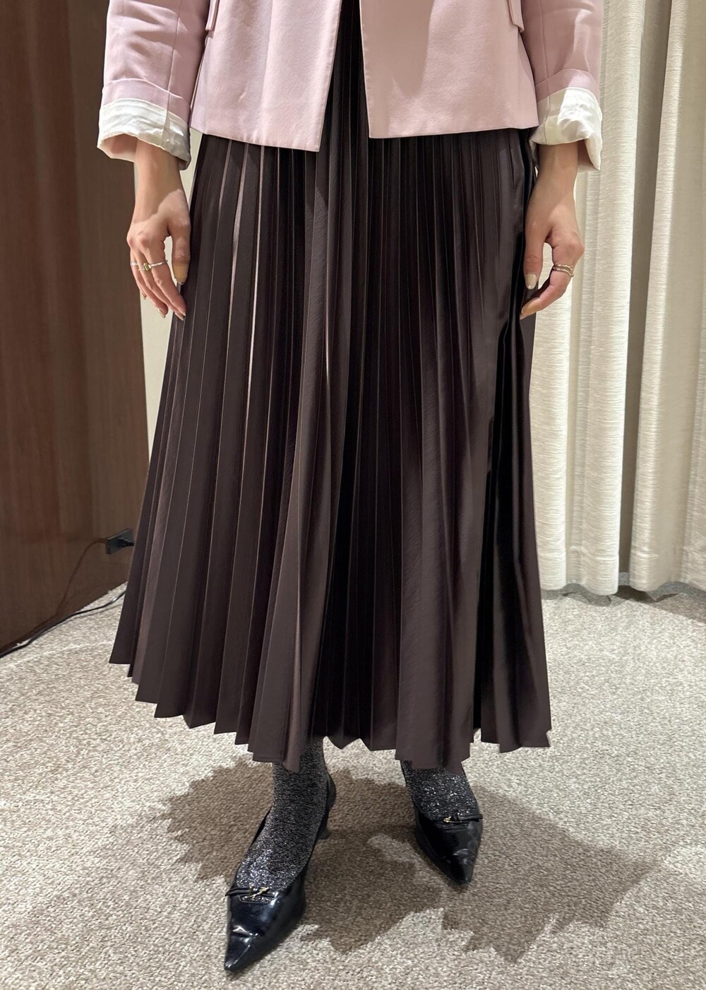 ホワイト系のTシャツ/カットソー、ブラック系のハンドバッグ、ピンク系のテーラードジャケットを着用したレディースの春コーディネートの6枚目の写真