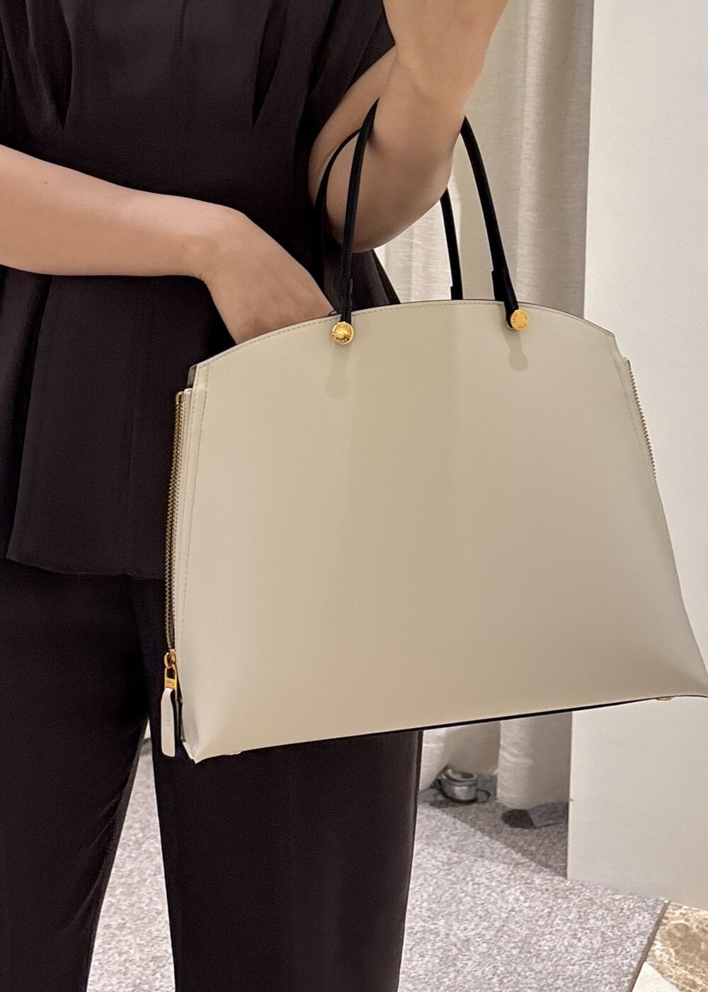 ブラック系のパンプス、ホワイト系のトートバッグ、ブラウン系のシャツ/ブラウスを着用したレディースの夏コーディネートの9枚目の写真