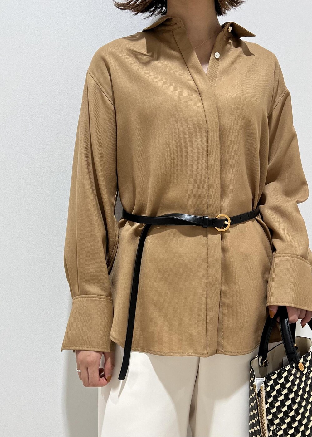 「タックパンツ、ミニバッグ、ROPÉ、ÉPOR、MONOGRAM BAG、シャツ・ブラウス、パンツ、ブーツ、通勤、オフィスカジュアル、きれいめカジュアル、お出かけ、大人カジュアル、高身長、骨格ウェーブ」｜「ROPE'の【雑誌掲載】ウールビエラヒヨクシャツ/セットアップ対応（シャツ/ブラウス、ベージュ系）」を使った、ayaさん（レディース・162cm）の秋コーディネートの5枚目の写真