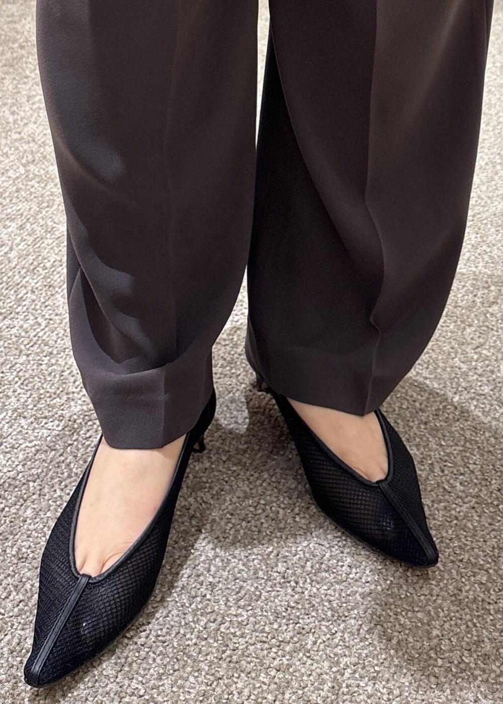 ブラック系のパンプス、ホワイト系のトートバッグ、ブラウン系のシャツ/ブラウスを着用したレディースの夏コーディネートの8枚目の写真