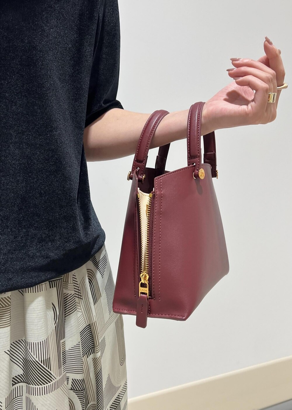 シルバー系のサンダル、レッド系のハンドバッグ、ブラック系のTシャツ/カットソーを着用したレディースの夏コーディネートの10枚目の写真