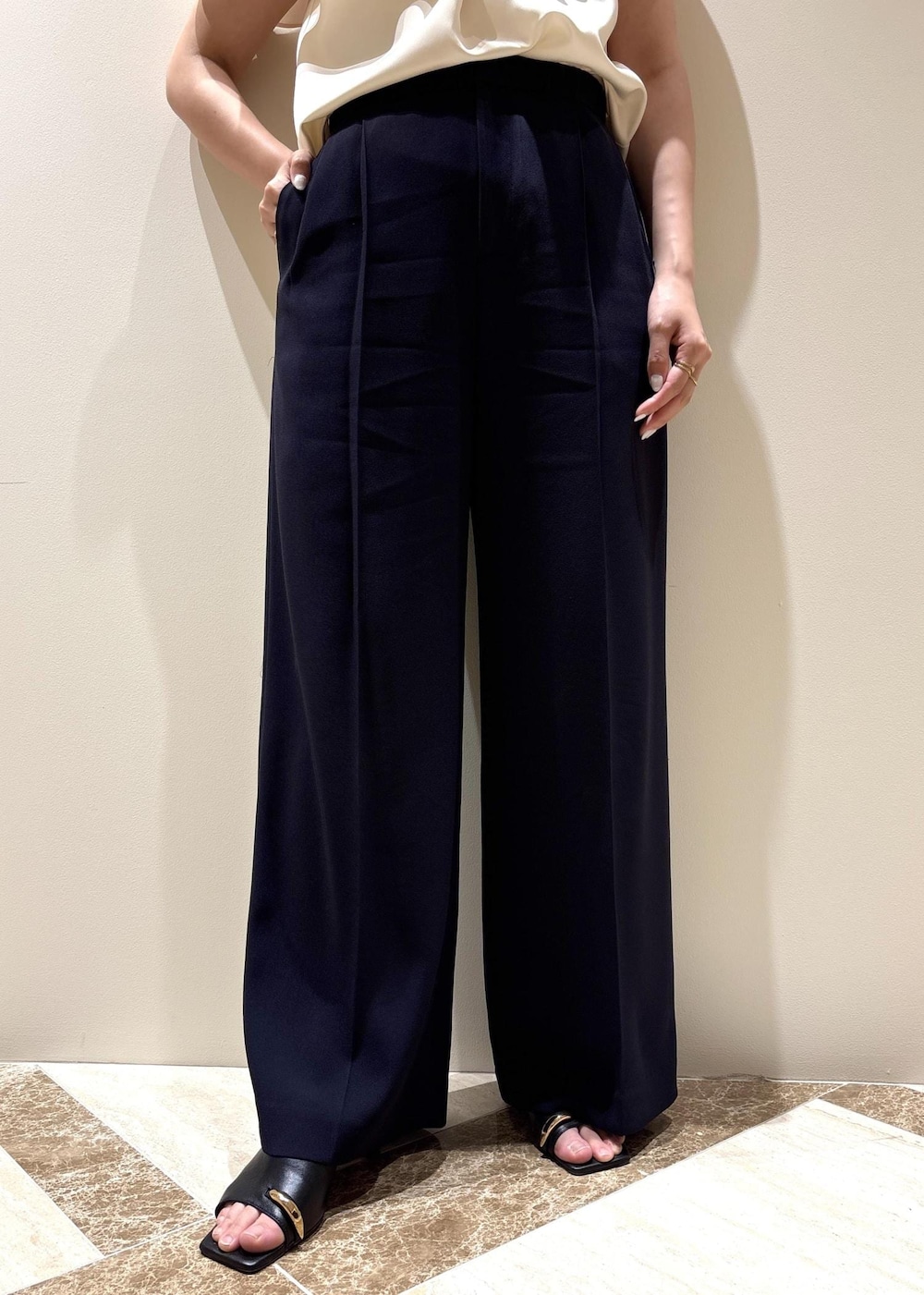 ブラック系のサンダル、ホワイト系のシャツ/ブラウス、ブルー系のその他パンツを着用したレディースの夏コーディネートの8枚目の写真