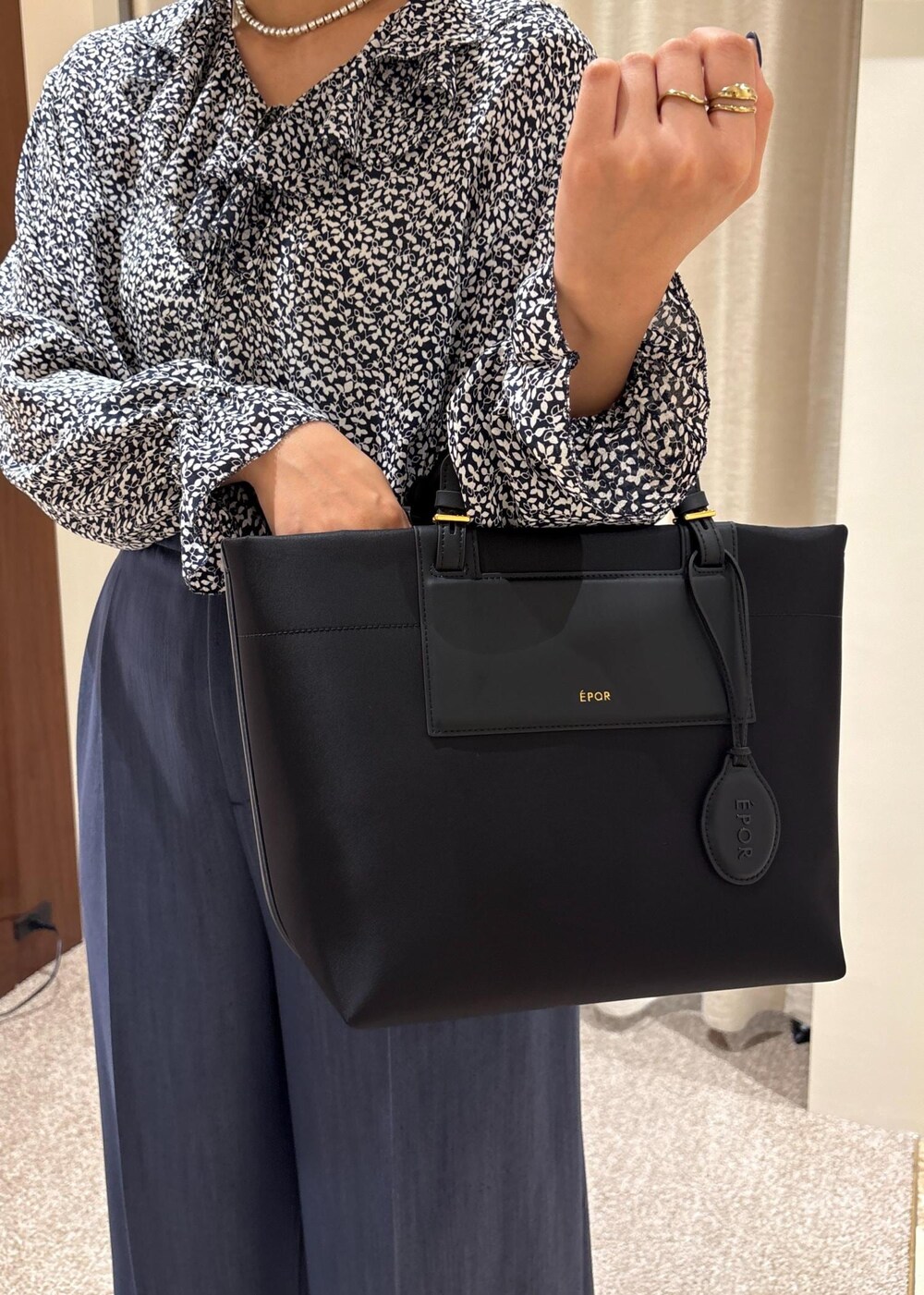 ブラック系のパンプス、ブルー系のその他パンツ、ブラック系のトートバッグを着用したレディースの秋コーディネートの8枚目の写真