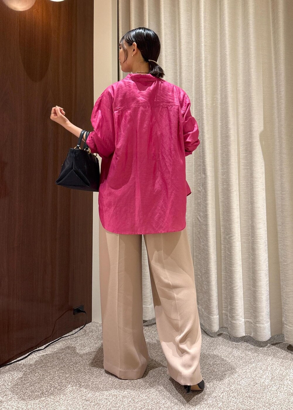 ブラック系のサンダル、ピンク系のシャツ/ブラウス、ホワイト系のTシャツ/カットソーを着用したレディースの夏コーディネートの4枚目の写真