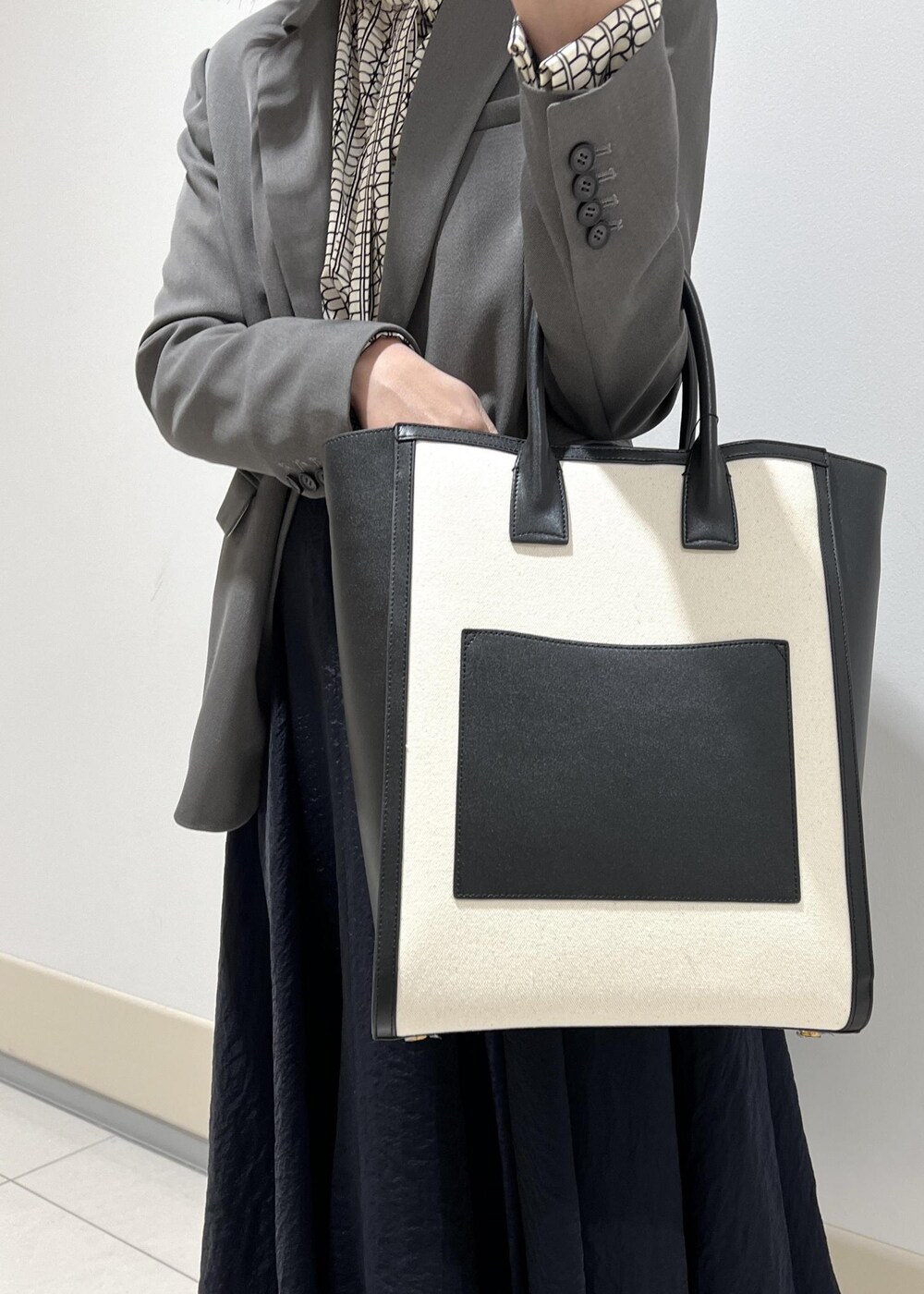 ブラック系のパンプス、ブルー系のスカート、ホワイト系のシャツ/ブラウスを着用したレディースの春コーディネートの10枚目の写真