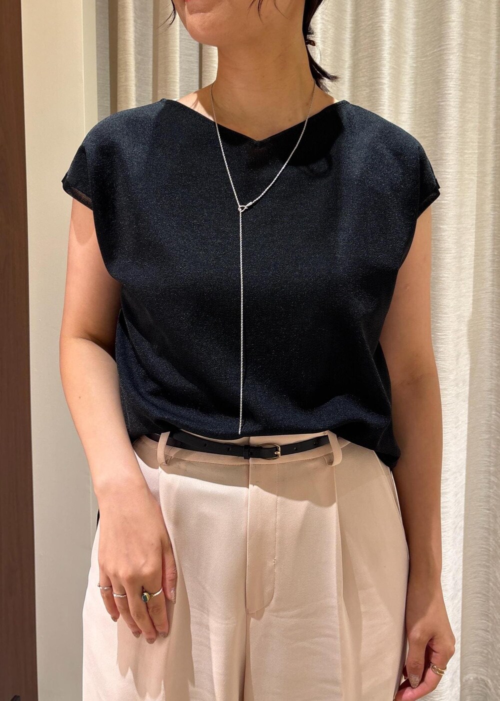 ホワイト系のバックパック/リュック、ブラック系のサンダル、ピンク系のその他パンツを着用したレディースの夏コーディネートの5枚目の写真