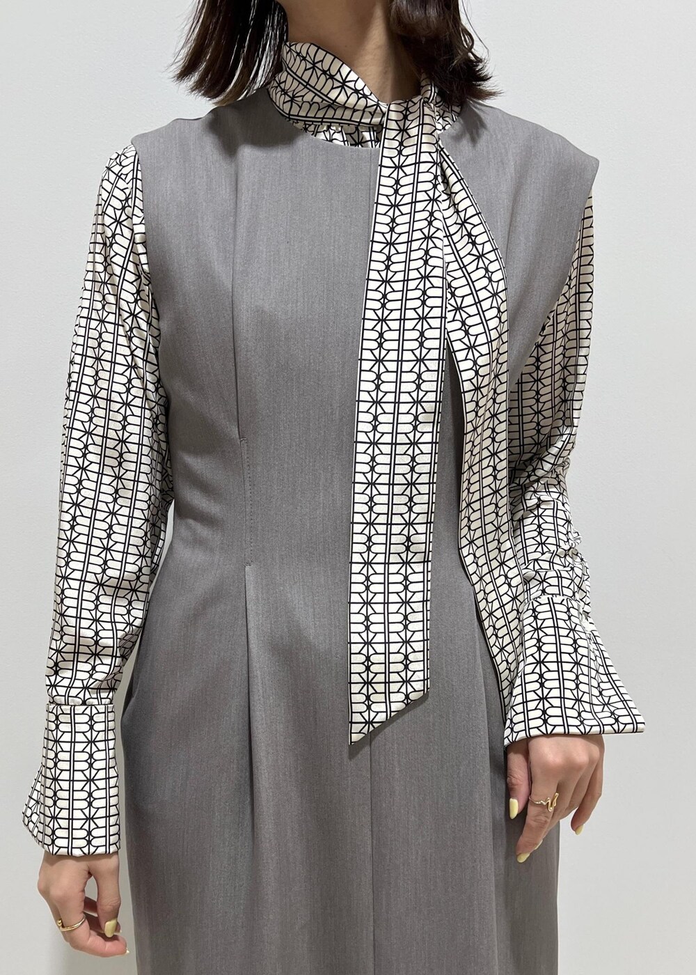 ホワイト系のシャツ/ブラウス、ブルー系のトートバッグ、ブラック系のパンプスを着用したレディースの春コーディネートの7枚目の写真