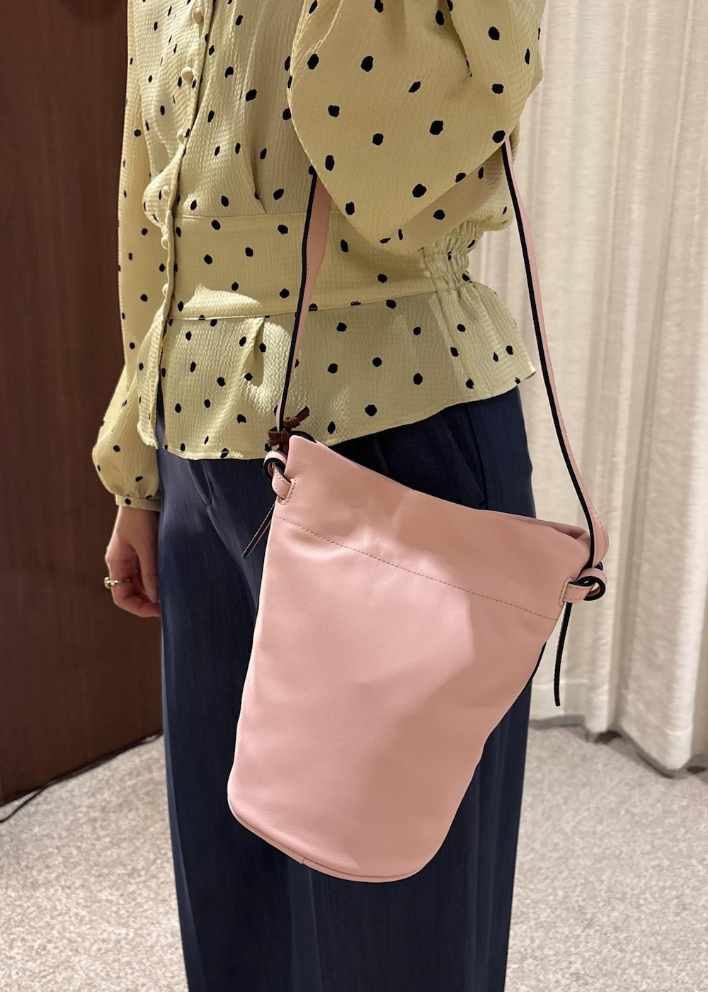 ブラック系のパンプス、ピンク系のハンドバッグ、ブルー系のその他パンツを着用したレディースの春コーディネートの10枚目の写真