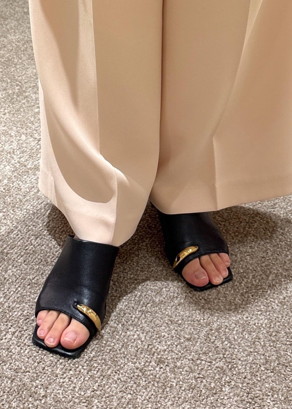 ホワイト系のバックパック/リュック、ブラック系のサンダル、ピンク系のその他パンツを着用したレディースの夏コーディネートの9枚目の写真