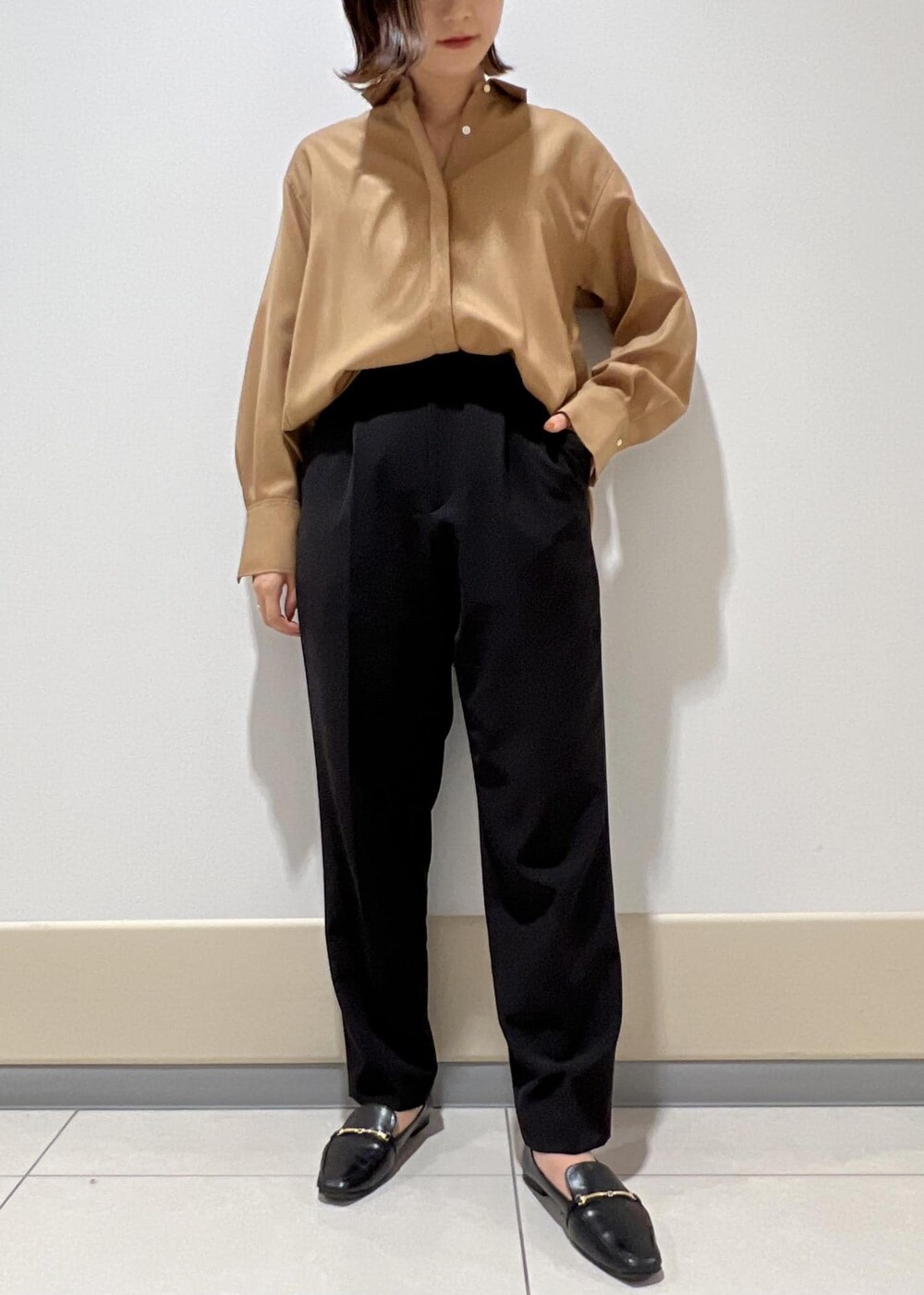 ブラック系のハンドバッグ、ベージュ系のシャツ/ブラウス、ブラック系のその他パンツを着用したレディースの秋コーディネートの4枚目の写真