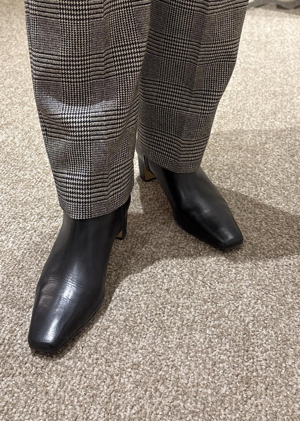 ブラック系のトートバッグ、ブラック系のブーツ、ピンク系のニット/セーターを着用したレディースの秋コーディネートの8枚目の写真