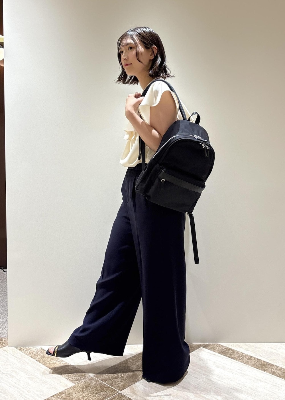 ブラック系のサンダル、ホワイト系のシャツ/ブラウス、ブルー系のその他パンツを着用したレディースの夏コーディネートの4枚目の写真