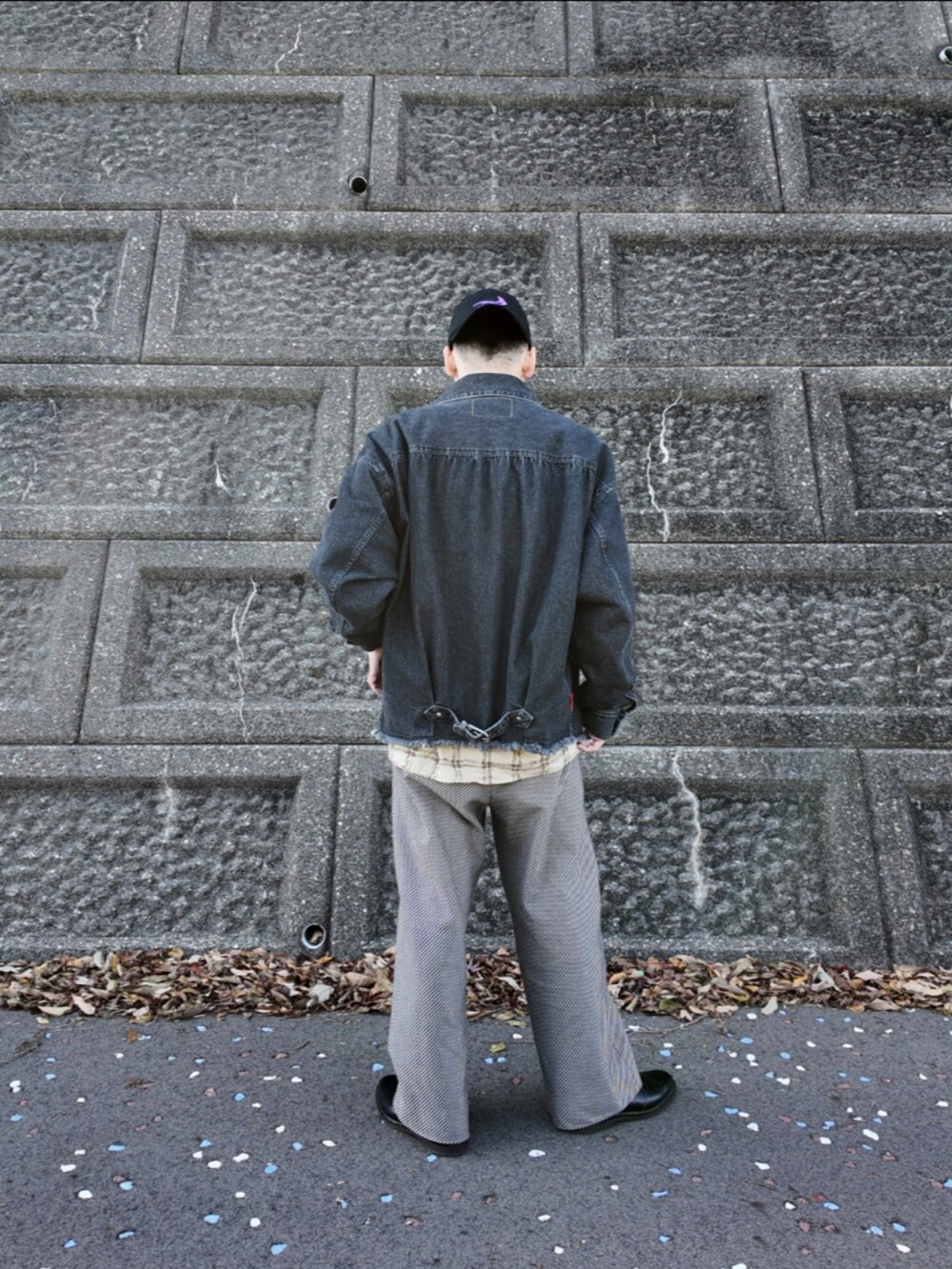 ベージュ系のシャツ/ブラウス、レッド系のスウェット、ブラック系のデニムジャケットを着用したメンズの秋コーディネートの4枚目の写真