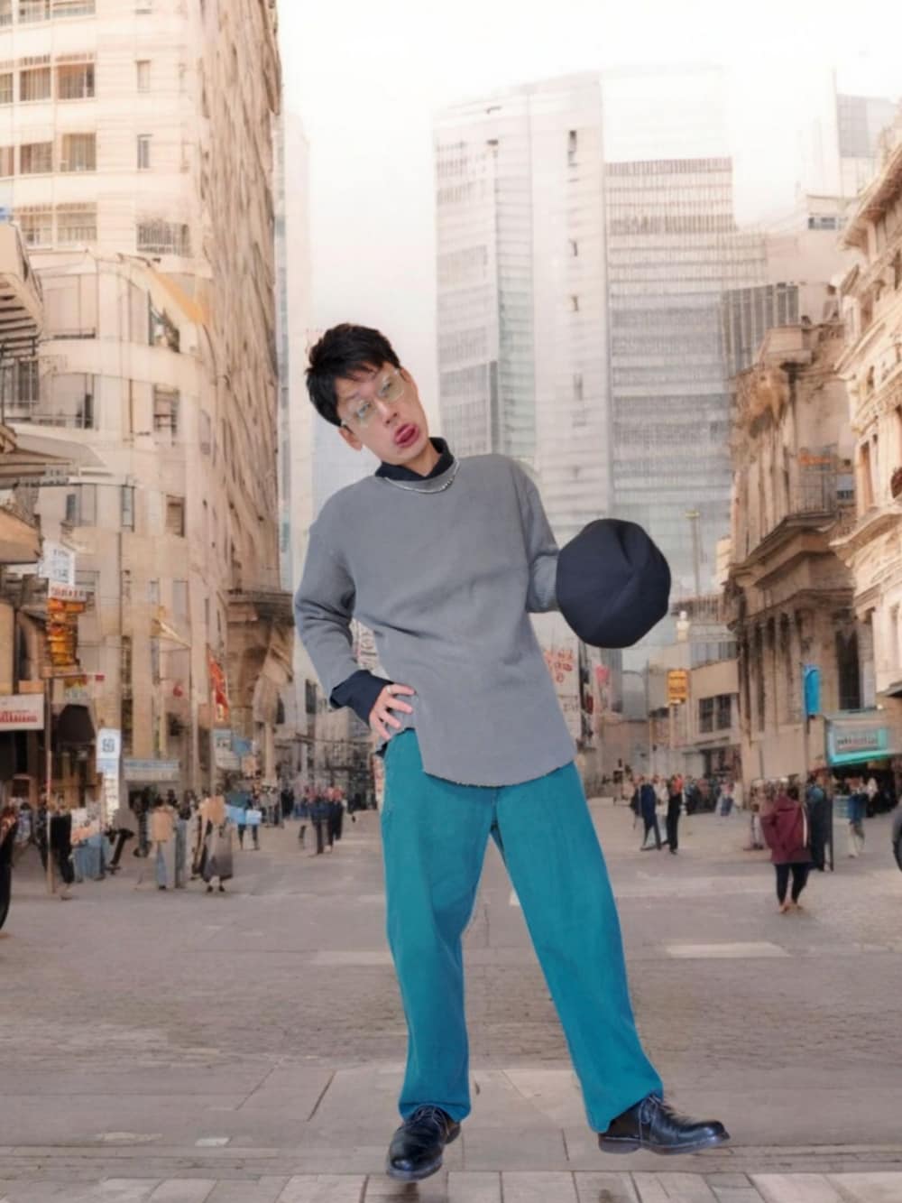 グレー系のTシャツ/カットソー、ブラック系のドレスシューズ、グリーン系のその他パンツを着用したメンズの秋コーディネートの5枚目の写真