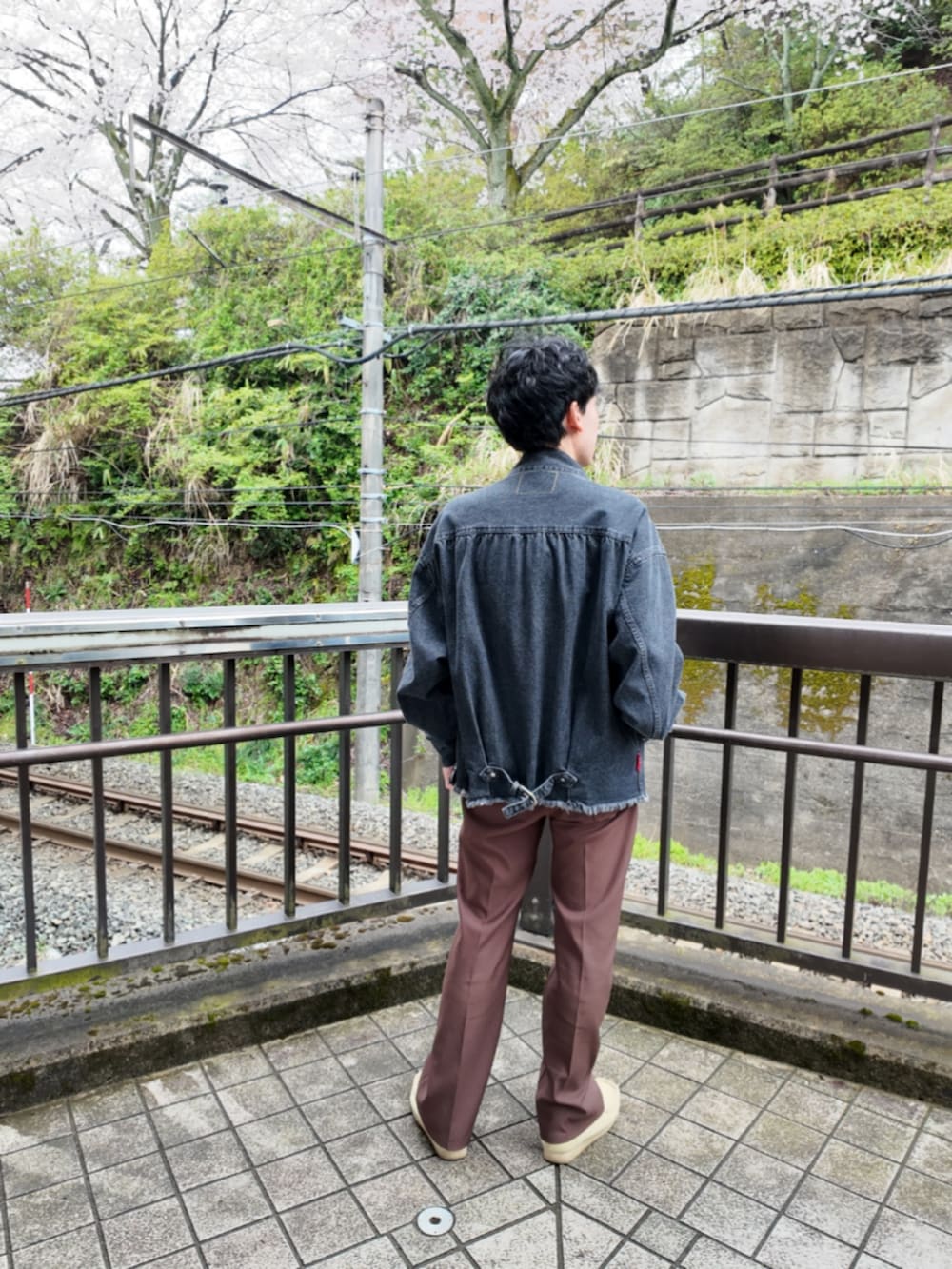 「今日のコーデ、メンズファッション、大人カジュアル、デニムジャケット、ブラックデニム、ランチャーパンツ、ワラビー、カットソー、丸メガネ、めがね、メガネ男子、neonsign、クラークス」|「NEONSIGNのNEONSIGN Cutaway Front Denim Jacket(デニムジャケット、ブラック系)」を使った、九条∞(くじょうえいと)さん(メンズ・168cm)の春コーディネートの4枚目の写真