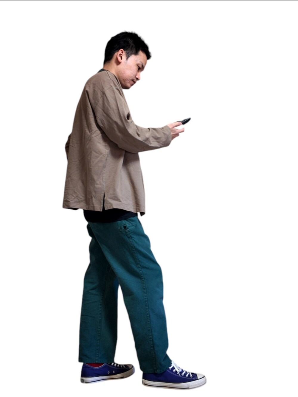 ブラック系のTシャツ/カットソー、ベージュ系のカーディガン/ボレロ、グリーン系のその他パンツを着用したメンズの秋コーディネートの3枚目の写真