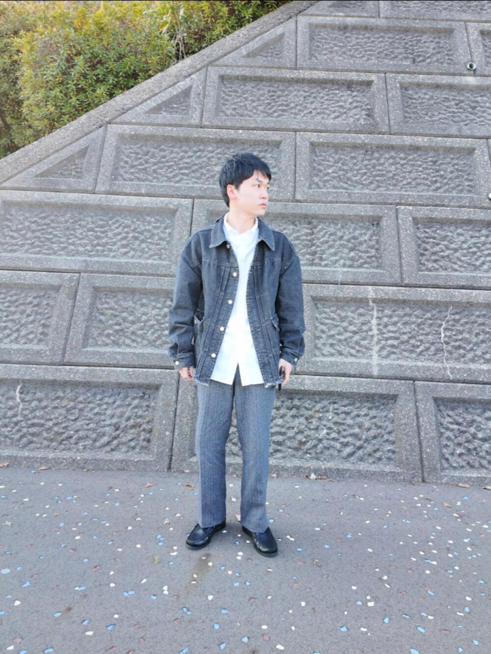 「メンズファッション、今日のコーデ、大人カジュアル、デニムジャケット、パラブーツ、ローファー、JW Anderson x UNIQLO、JWANDERSON、ユニクロ、オックスフォードシャツ、スラックス」｜「used (made in Italy)の70s？ヘリンボーン 2タック スラックス（スラックス、グレー系）」を使った、九条∞(くじょうえいと)さん（メンズ・168cm）の冬コーディネートの2枚目の写真