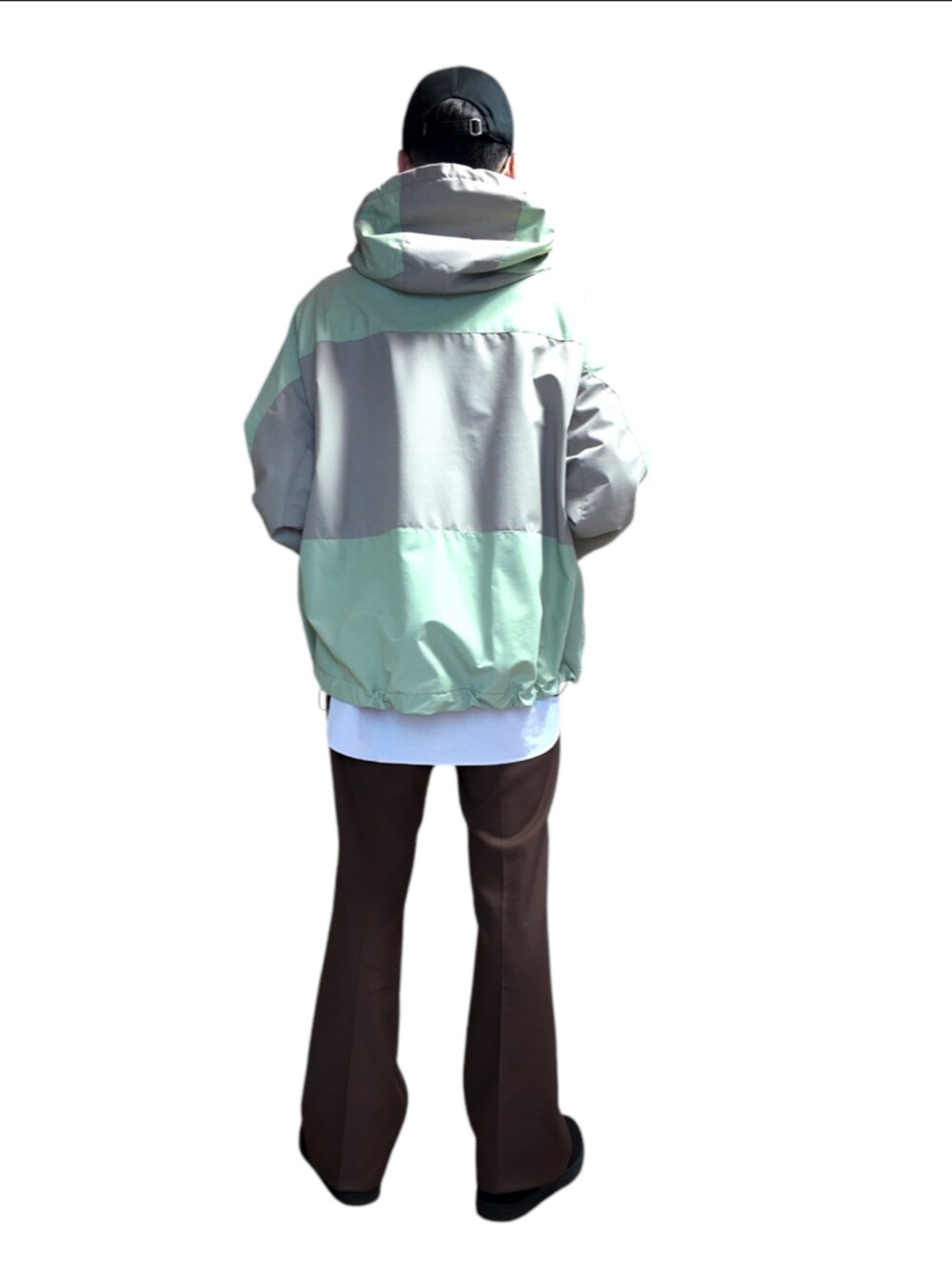 パープル系のシャツ/ブラウス、ベージュ系のナイロンジャケット、ブラウン系のスラックスを着用したメンズの秋コーディネートの4枚目の写真