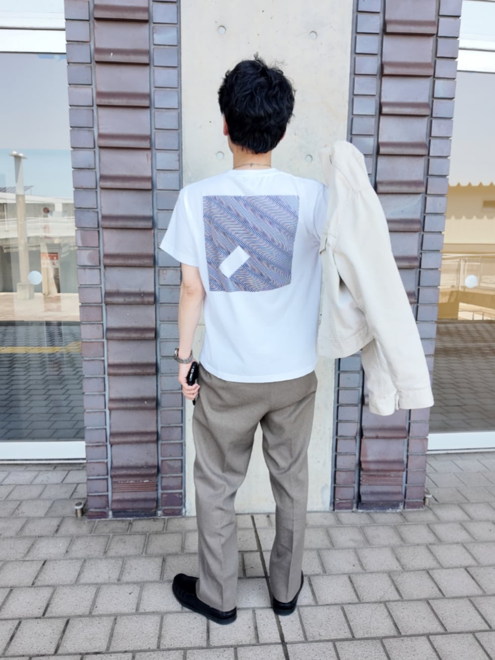 「メンズファッション、大人カジュアル、アクションスラックス、トラッカージャケット、リーバイス、パラブーツ、ローファー、The XX、jamie xx、春コーデ」｜「Levi'sの60s vintage / 840B トラッカージャケット（デニムジャケット、ホワイト系）」を使った、九条∞(くじょうえいと)さん（メンズ・168cm）の春コーディネートの3枚目の写真