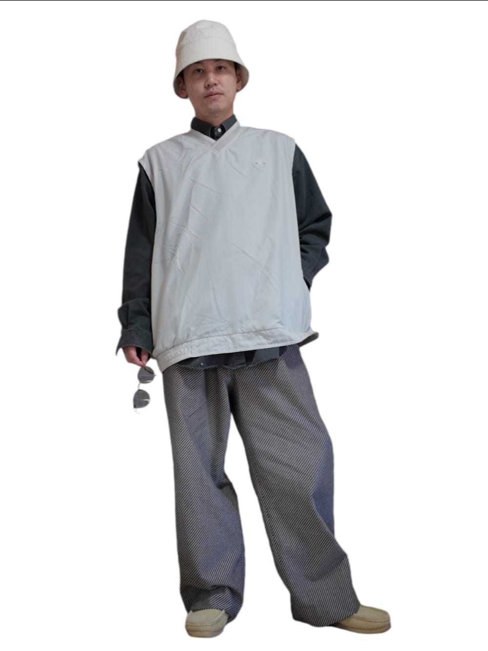 ベージュ系のスラックス、ベージュ系のブーツ、グレー系のその他トップスを着用したメンズの秋コーディネートの5枚目の写真