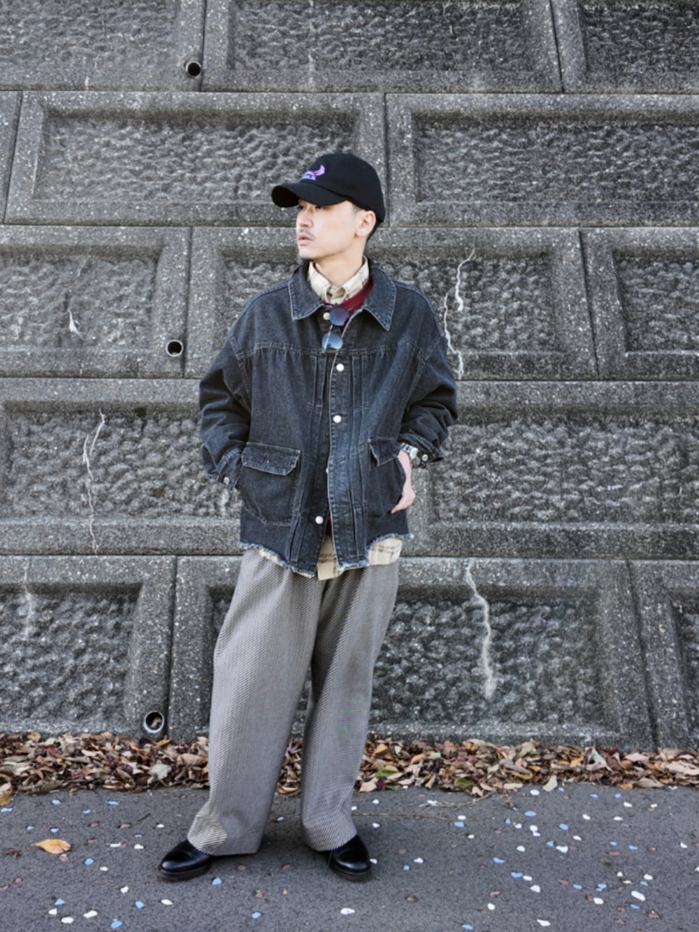 ベージュ系のシャツ/ブラウス、レッド系のスウェット、ブラック系のデニムジャケットを着用したメンズの秋コーディネートの2枚目の写真