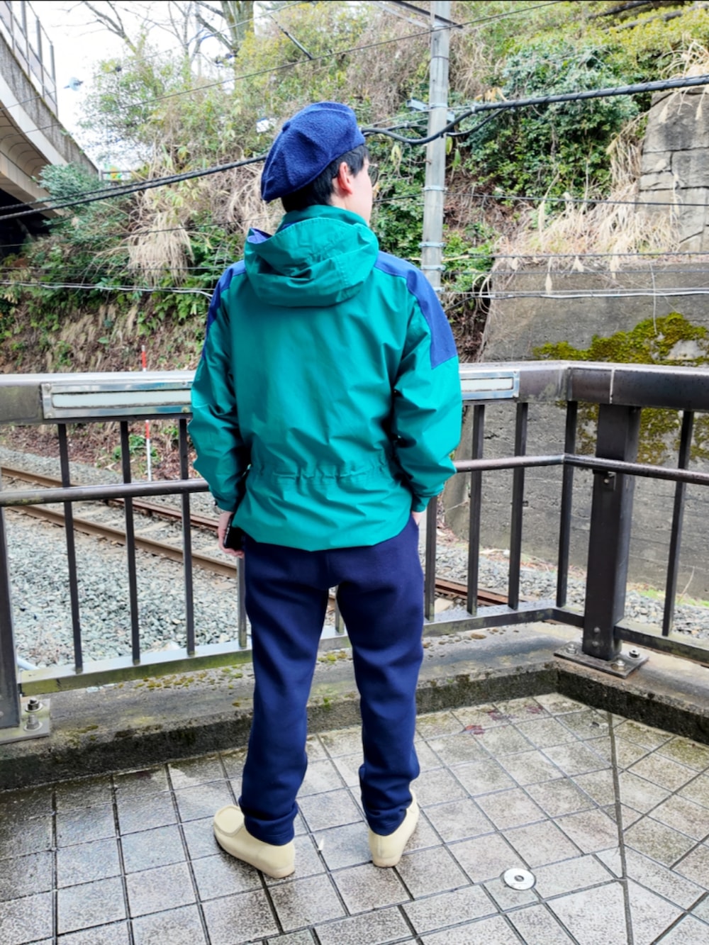 「今日のコーデ、メンズファッション、大人カジュアル、アウトドアスタイル、古着、古着MIX、マウンテンパーカー、ゴアテックス、ワラビー、フリースパンツ、ハンチング、キャスケット、ネイビー」｜「KANGOLのKANGOL BEAMS / キャスケット ネイビー　L（キャスケット、ブルー系）」を使った、九条∞(くじょうえいと)さん（メンズ・168cm）の春コーディネートの5枚目の写真