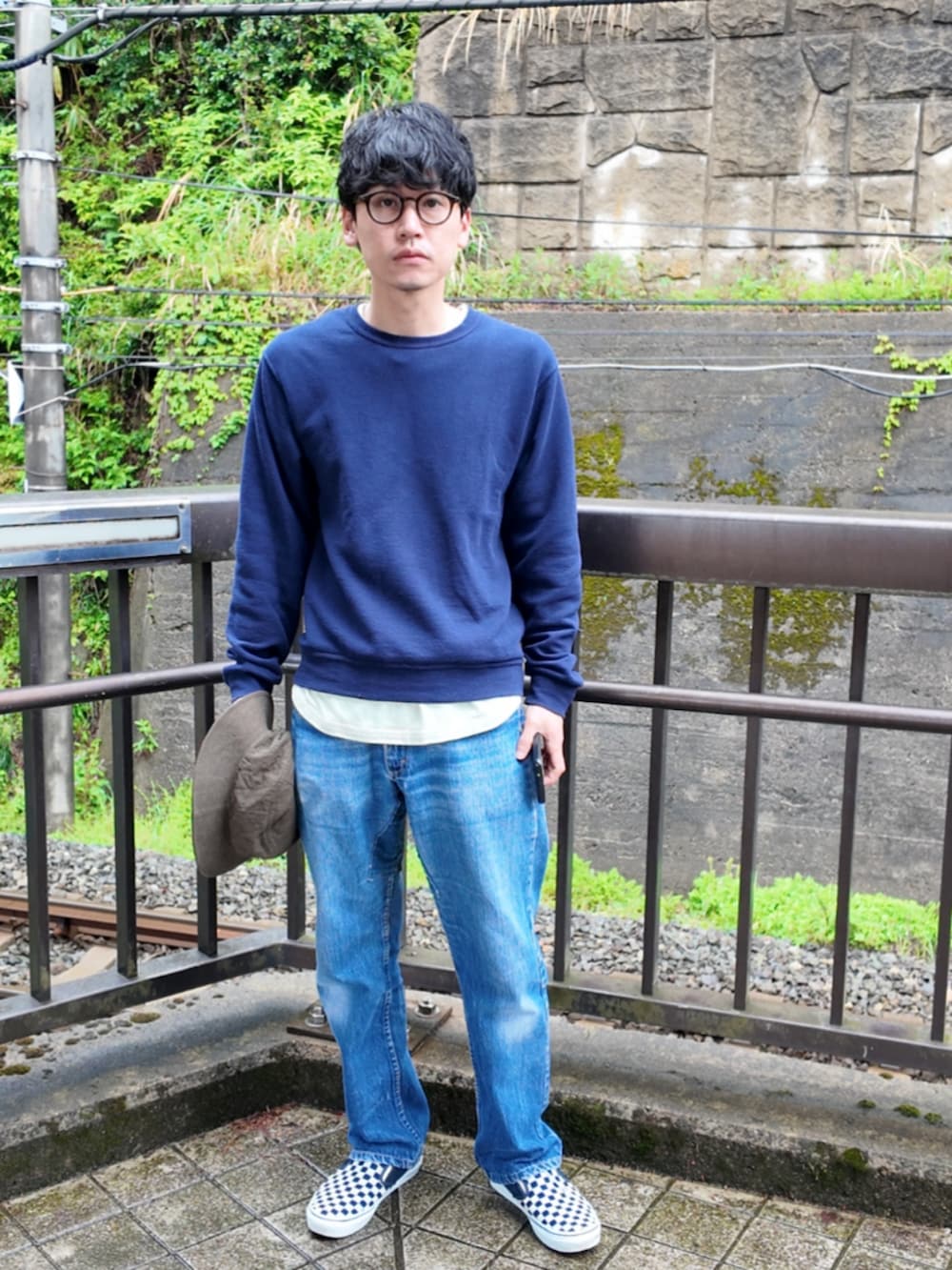 「大人カジュアル、古着MIX、シンプルコーデ、スウェット、ロンT、スウェットコーデ、メンズファッション、今日のコーデ、古着、バケットハット、めがね、メガネ男子、スリッポン、チェッカーフラッグ、春コーデ」｜「RACALのRACAL Quilting Bucket Hat MEDIUM
ラカル　キルティングバケットハット（ハット、グリーン系）」を使った、九条∞(くじょうえいと)さん（メンズ・168cm）の春コーディネートの4枚目の写真
