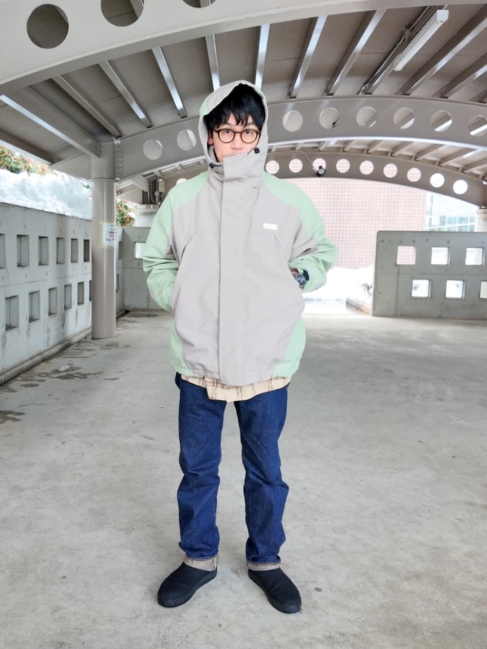 「今日のコーデ、メガネ男子、春色、メンズファッション、大人カジュアル、サイドゴアスニーカー、ジーパン、スウェット、フリース、古着、MARNI x UNIQLO、UNIQLO MARNI、古着MIX、keboz、rrl」｜「RRLのRRL / DOUBLE RL : STRAIGHT LEG  DENIM（デニムパンツ、ブルー系）」を使った、九条∞(くじょうえいと)さん（メンズ・168cm）の冬コーディネートの2枚目の写真