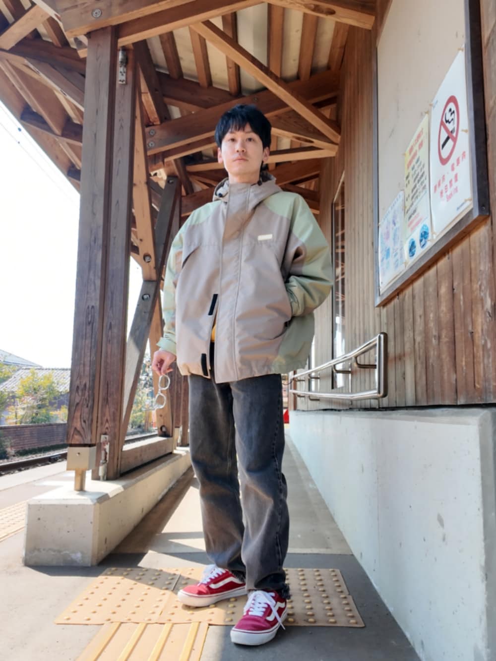 「春コーデ、古着MIX、メンズファッション、今日のコーデ、大人カジュアル、マウンテンパーカー、keboz、oldskool、春めき満開コーデ、550、ブラックデニム、スウェット、スニーカー」｜「KEBOZの2 TONE HOODIE JACKET（ナイロンジャケット、ベージュ系）」を使った、九条∞(くじょうえいと)さん（メンズ・168cm）の春コーディネートの3枚目の写真