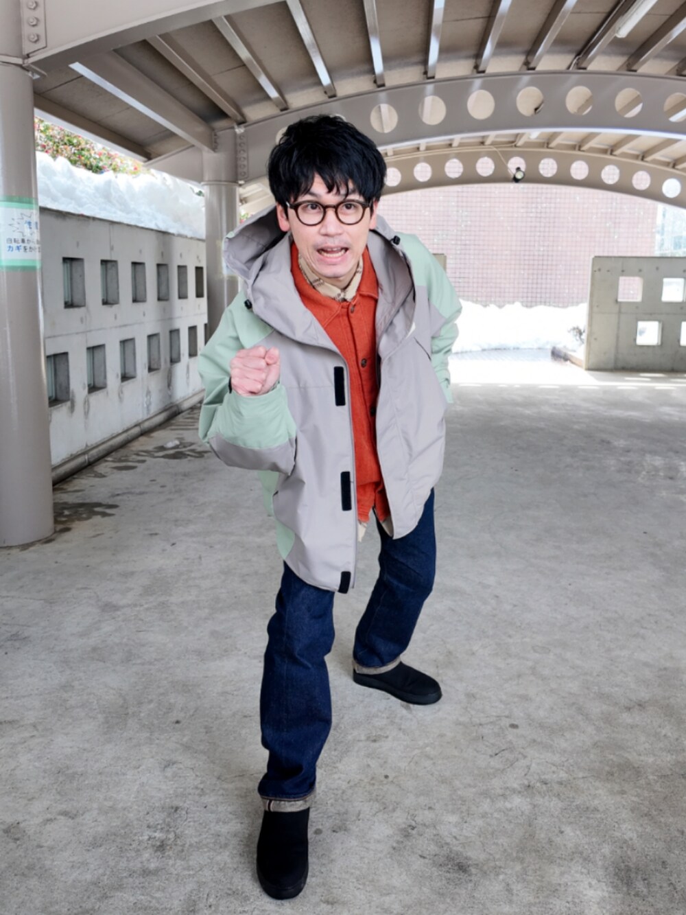「今日のコーデ、メガネ男子、春色、メンズファッション、大人カジュアル、サイドゴアスニーカー、ジーパン、スウェット、フリース、古着、MARNI x UNIQLO、UNIQLO MARNI、古着MIX、keboz、rrl」｜「RRLのRRL / DOUBLE RL : STRAIGHT LEG  DENIM（デニムパンツ、ブルー系）」を使った、九条∞(くじょうえいと)さん（メンズ・168cm）の冬コーディネートの5枚目の写真