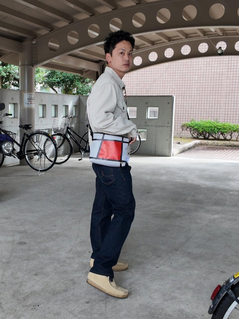 ブルー系のデニムパンツ、ベージュ系のブーツ、ホワイト系のTシャツ/カットソーを着用したメンズの秋コーディネートの3枚目の写真