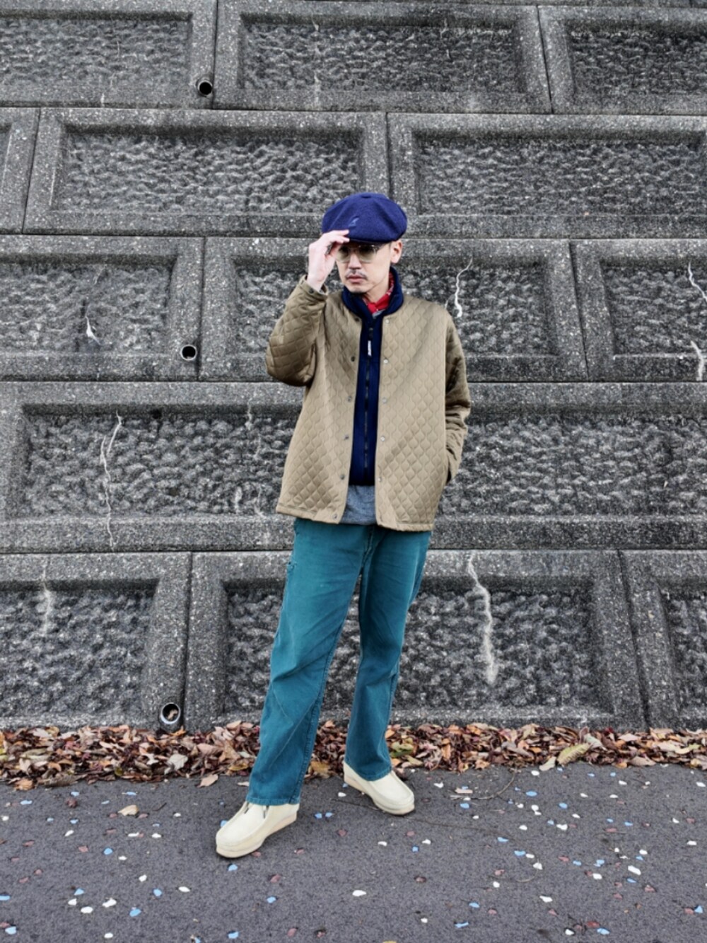 「古着MIX、古着、メンズファッション、今日のコーデ、大人カジュアル、ワラビー、フレンチワークパンツ、フリースベスト、マーモット、カンゴール」｜「CurlyのSNAP BUTTON CARDIGAN quilting / スナップボタンカーディガン キルティング（カーディガン/ボレロ、グリーン系）」を使った、九条∞(くじょうえいと)さん（メンズ・168cm）の秋コーディネートの4枚目の写真