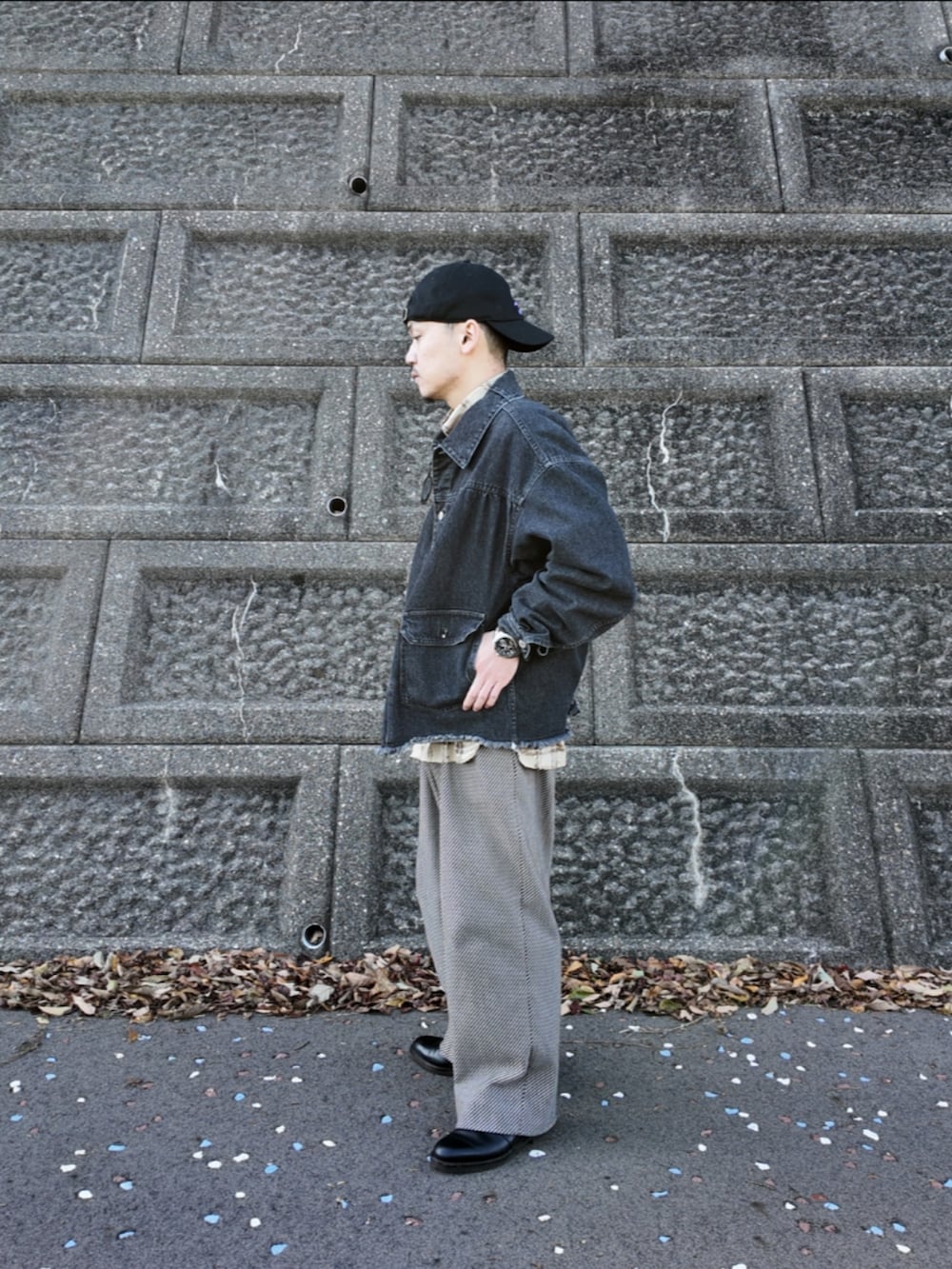 ベージュ系のシャツ/ブラウス、レッド系のスウェット、ブラック系のデニムジャケットを着用したメンズの秋コーディネートの3枚目の写真