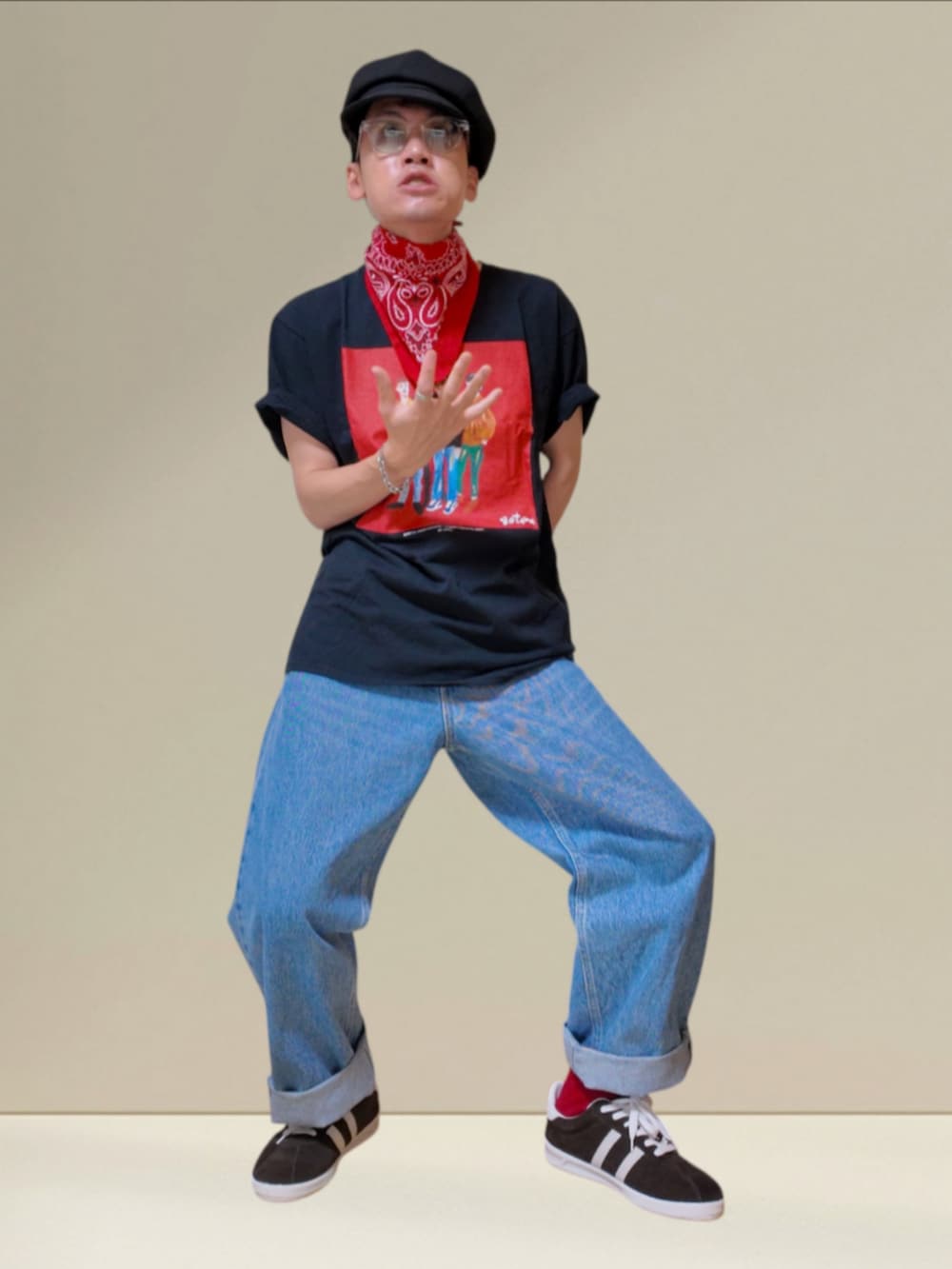 「メンズファッション、今日のコーデ、大人カジュアル、キャスケット後ろ被り、キャスケット、Tシャツ、Tシャツ×デニム、シルバータブ、ワイドデニム、スカーフ、バンダナ首巻き、ロールアップ、サングラス、夏コーデ、ロシアントレーナー」|「GILDANのkit gallery 西寺郷太個展 「Funkvision 2021」 ノベルティTシャツ size L(Tシャツ/カットソー、ブラック系)」を使った、九条∞(くじょうえいと)さん(メンズ・168cm)の夏コーディネートの5枚目の写真