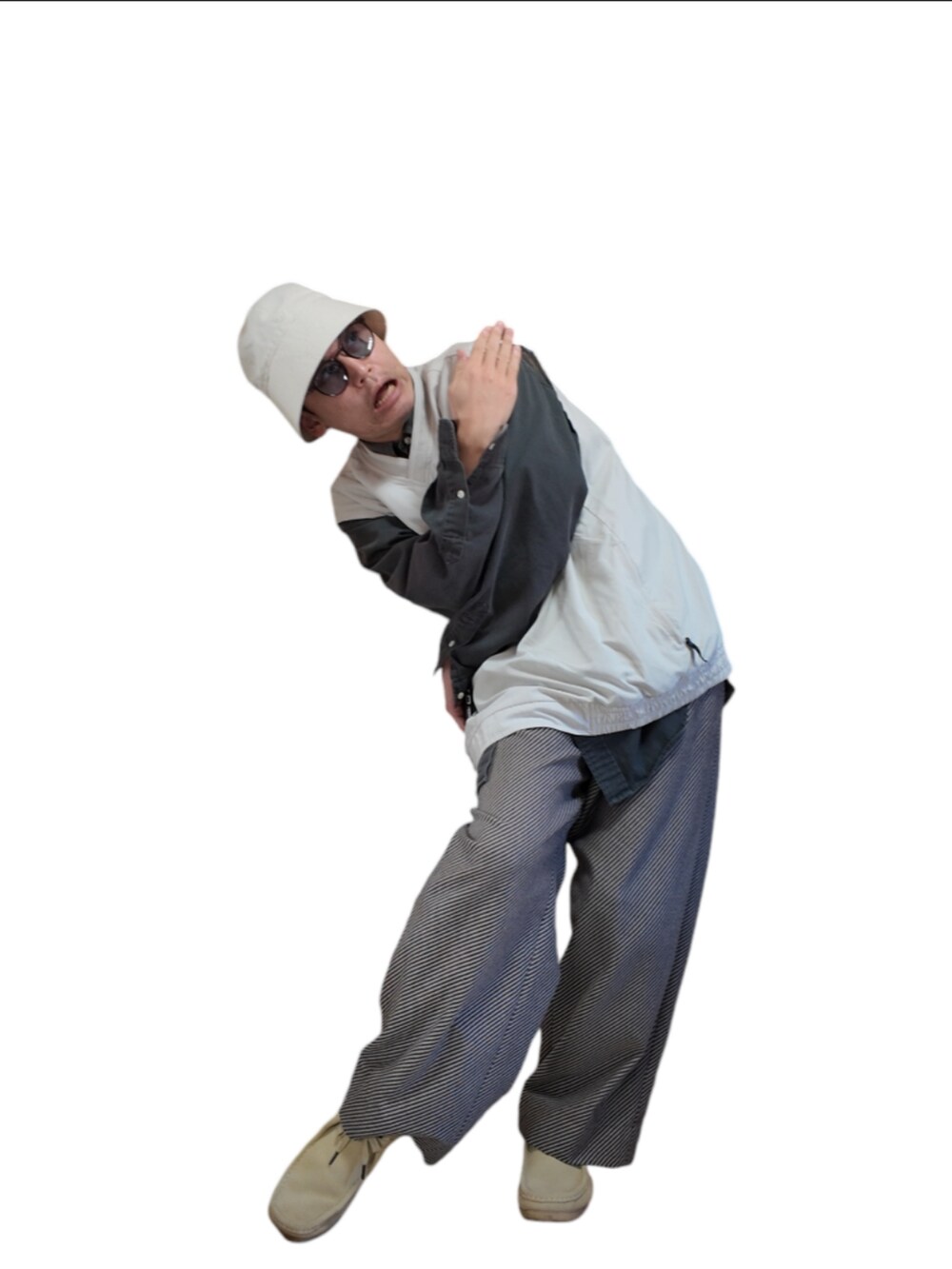 ベージュ系のスラックス、ベージュ系のブーツ、グレー系のその他トップスを着用したメンズの秋コーディネートの4枚目の写真