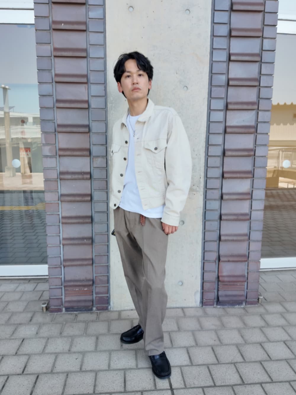 「メンズファッション、大人カジュアル、アクションスラックス、トラッカージャケット、リーバイス、パラブーツ、ローファー、The XX、jamie xx、春コーデ」｜「Levi'sの60s vintage / 840B トラッカージャケット（デニムジャケット、ホワイト系）」を使った、九条∞(くじょうえいと)さん（メンズ・168cm）の春コーディネートの5枚目の写真