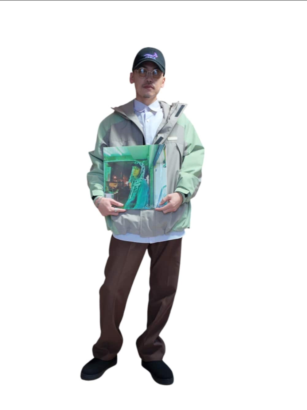 パープル系のシャツ/ブラウス、ベージュ系のナイロンジャケット、ブラウン系のスラックスを着用したメンズの秋コーディネートの2枚目の写真