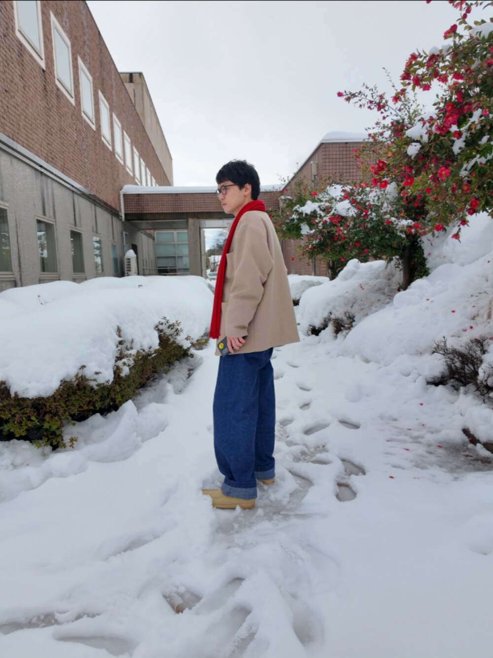 「メンズファッション、大人カジュアル、今日のコーデ、雪国、雪、ワラビー、ブーツ、デニムトラウザー、デニム、デニムパンツ、カバーオール、スウェット、ペンドルトン、マフラー、Paul Smith」|「A.PRESSEのType.1 Denim Trousers(スラックス、ブルー系)」を使った、九条∞(くじょうえいと)さん(メンズ・168cm)の冬コーディネートの3枚目の写真