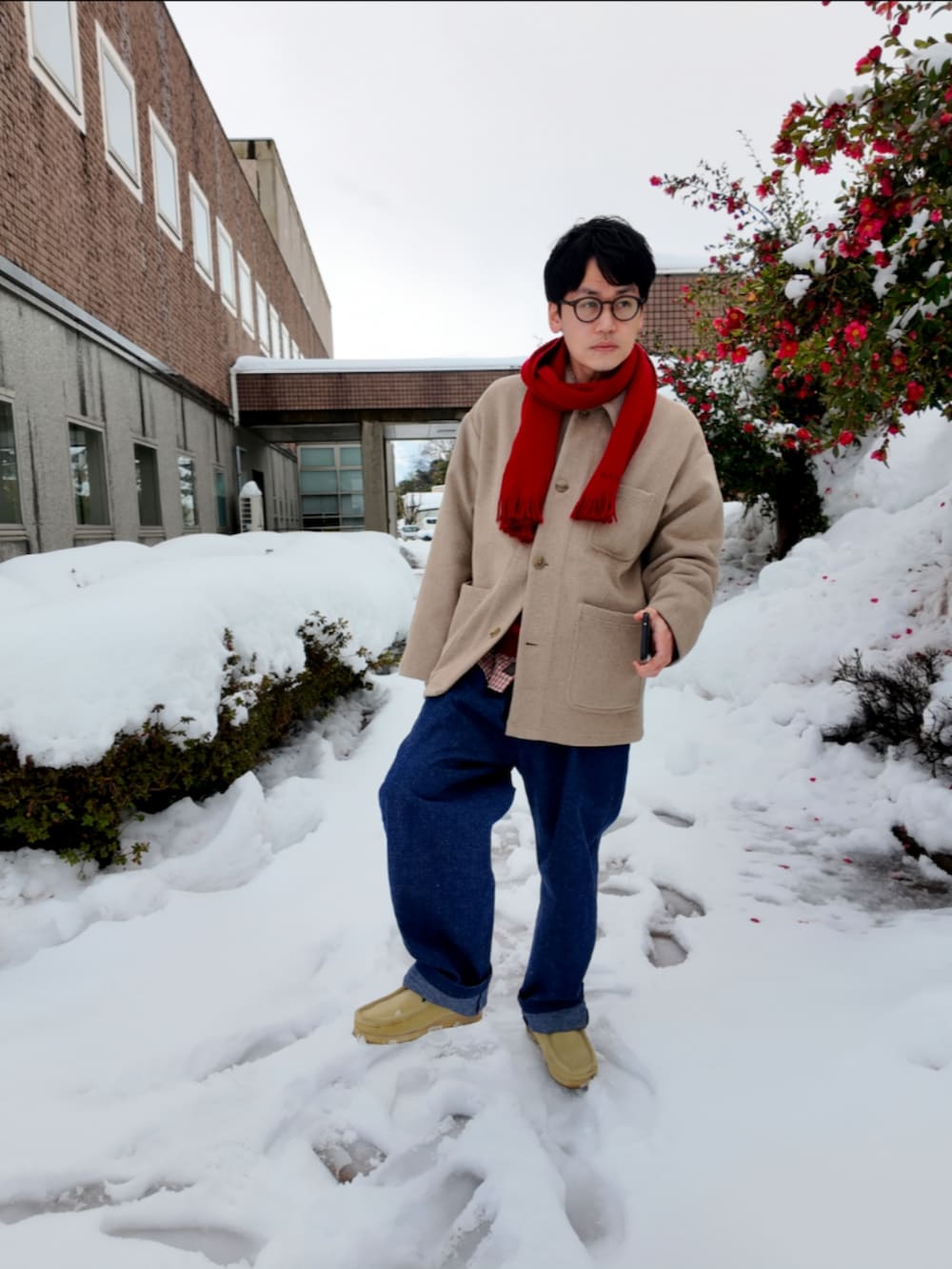 「メンズファッション、大人カジュアル、今日のコーデ、雪国、雪、ワラビー、ブーツ、デニムトラウザー、デニム、デニムパンツ、カバーオール、スウェット、ペンドルトン、マフラー、Paul Smith」|「A.PRESSEのType.1 Denim Trousers(スラックス、ブルー系)」を使った、九条∞(くじょうえいと)さん(メンズ・168cm)の冬コーディネートの2枚目の写真