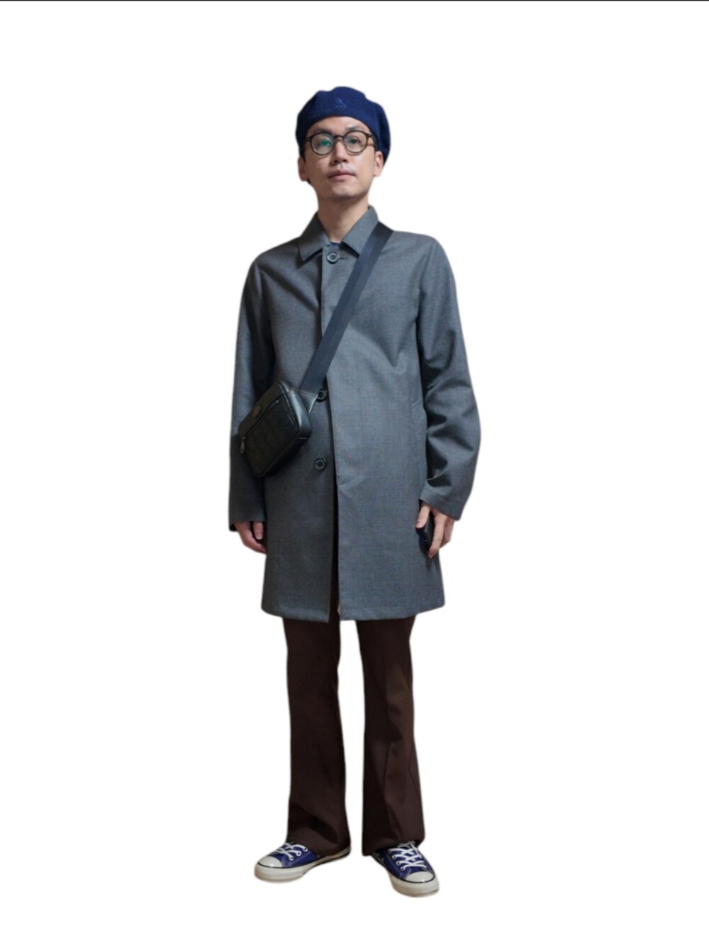 「おでかけコーデ、ステンカラーコート、メンズファッション、大人カジュアル、休日コーデ、今日のコーデ、秋コーデ、Traditional Weatherwear、ランチャーパンツ、カンゴール、ユニクロニット、セーター、スニーカー」｜「KANGOLのKANGOL BEAMS / キャスケット ネイビー　L（キャスケット、ブルー系）」を使った、九条∞(くじょうえいと)さん（メンズ・168cm）の秋コーディネートの3枚目の写真